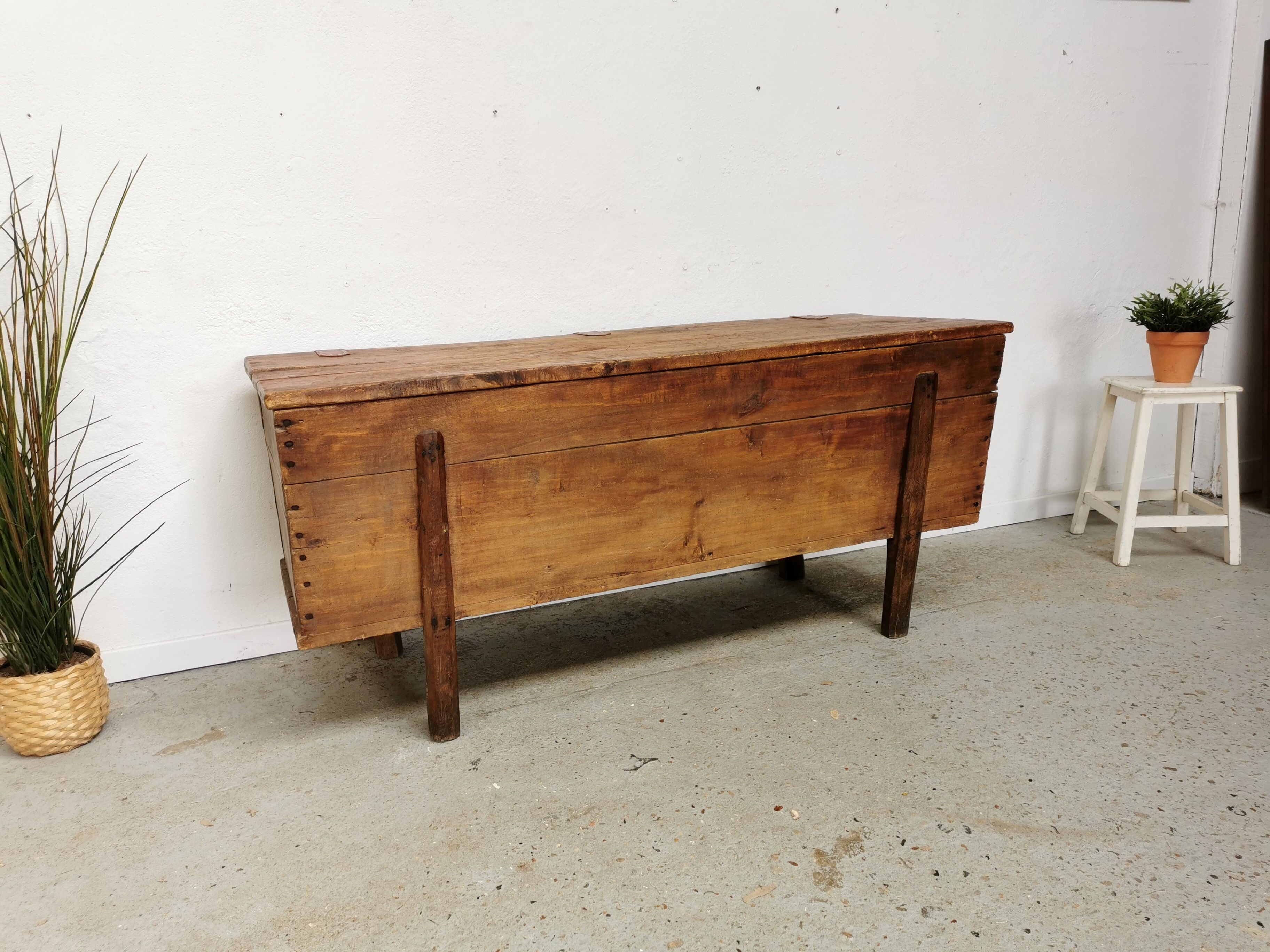 Wooden chest kneaded maie