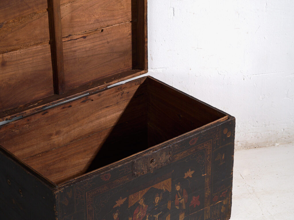 Coffre ancien peint en bois de pin – Chine, vers 1900