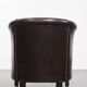 Fauteuil club de couleur foncée en cuir de vachette