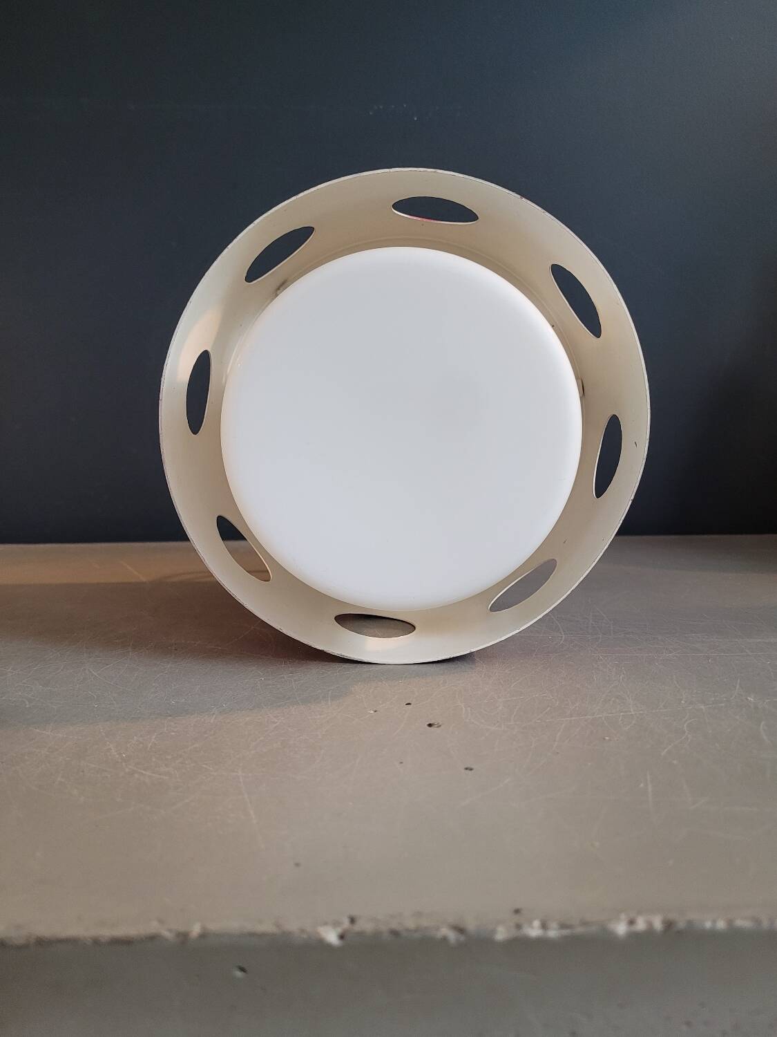 Suspension space-age en opaline et métal