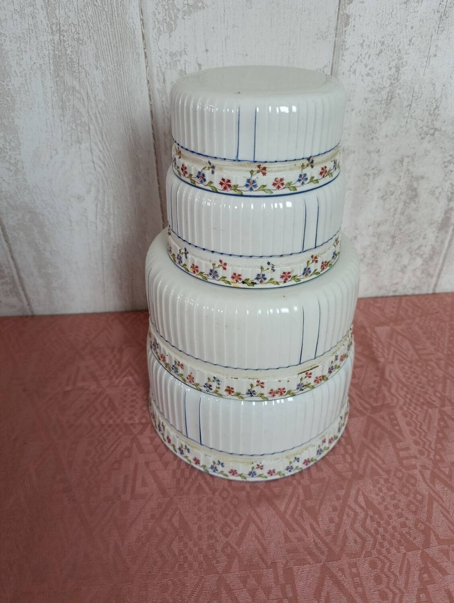 Nested salad bowls in fine decorated porcelain