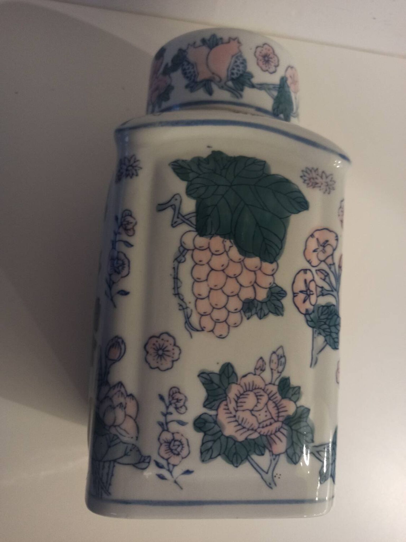 Bonbonnière à motifs asiatiques en porcelaine