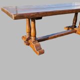 Table de ferme avec deux chaises et deux bancs
