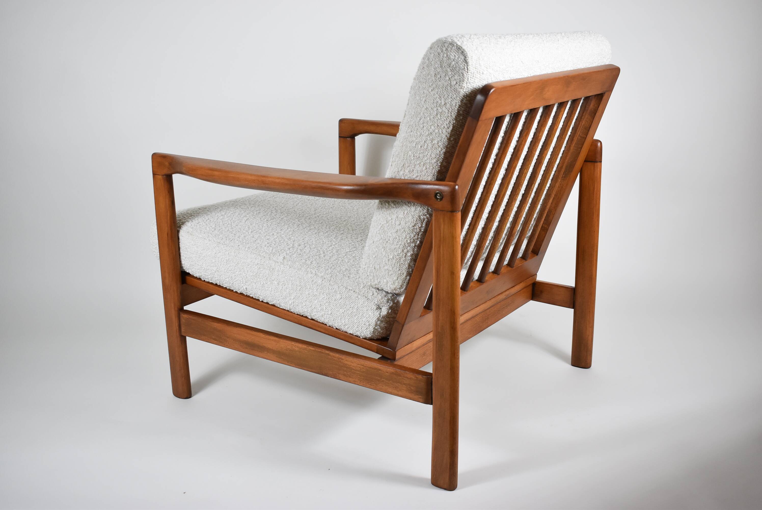 Fauteuil bouclé original, vintage, restauré, blanc, teck