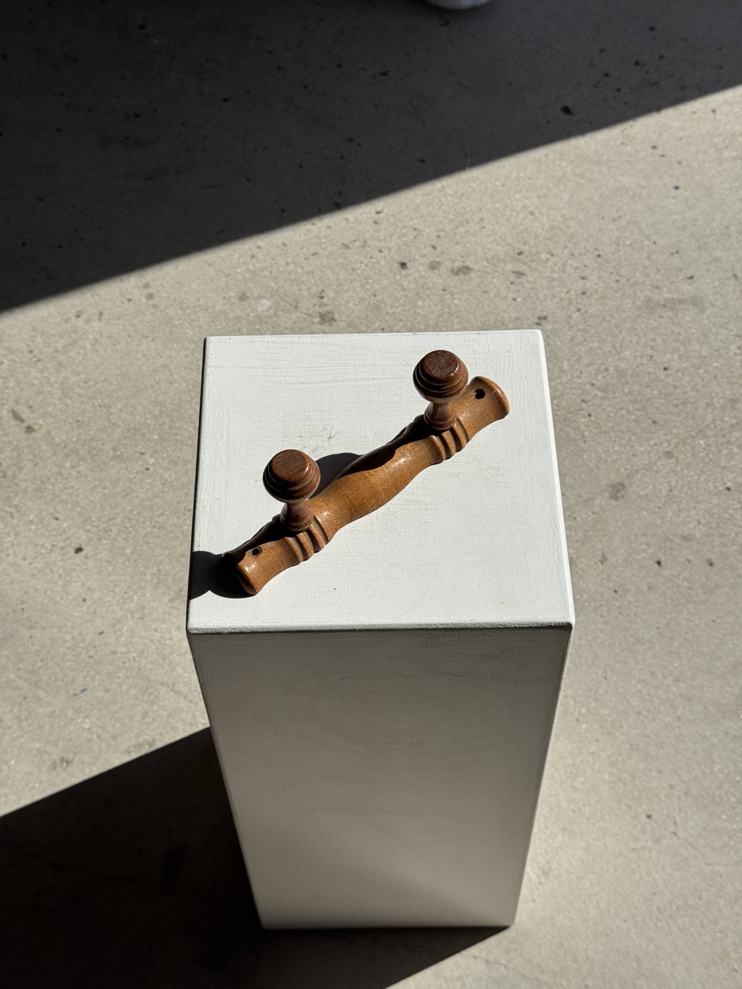 Small coat hook with two round flat button pegs in pine H8.