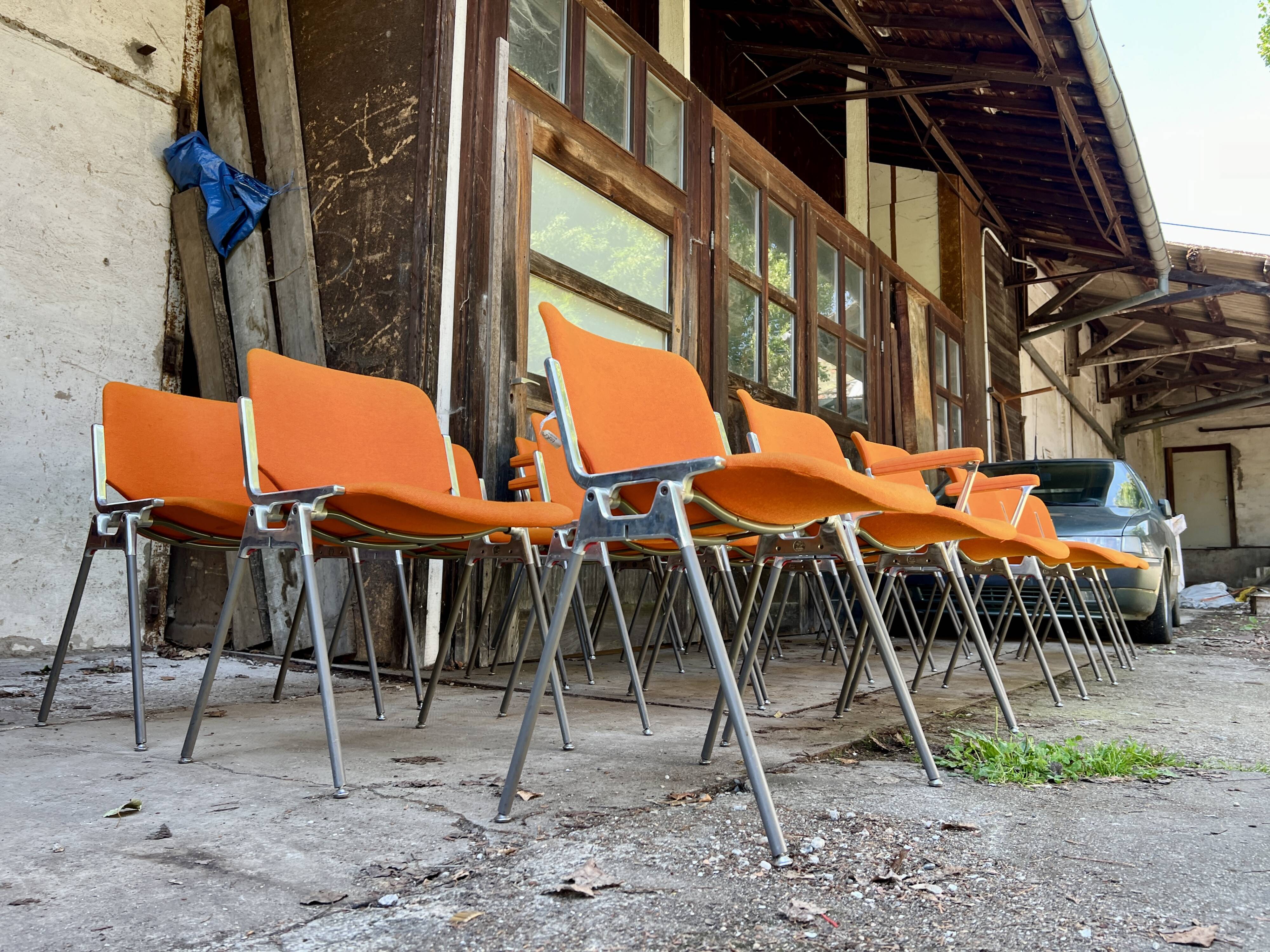 Sérié 39 chaises 4 fauteuils DSC 106 en tissu orange par Giancarlo Piretti pour Castelli