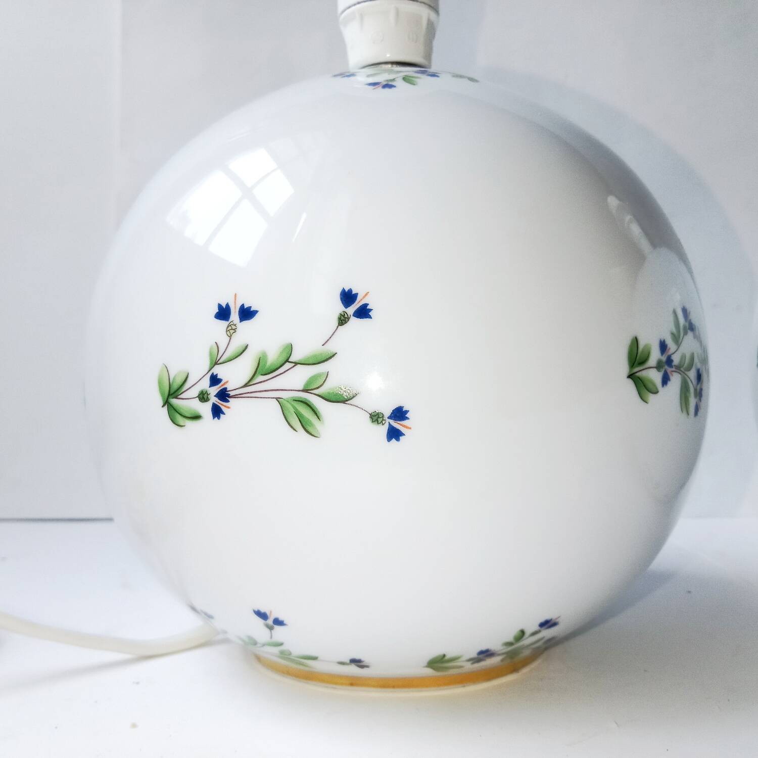 Pair of Royal Lily Aux Barbeaux Porcelain Ball Lamps