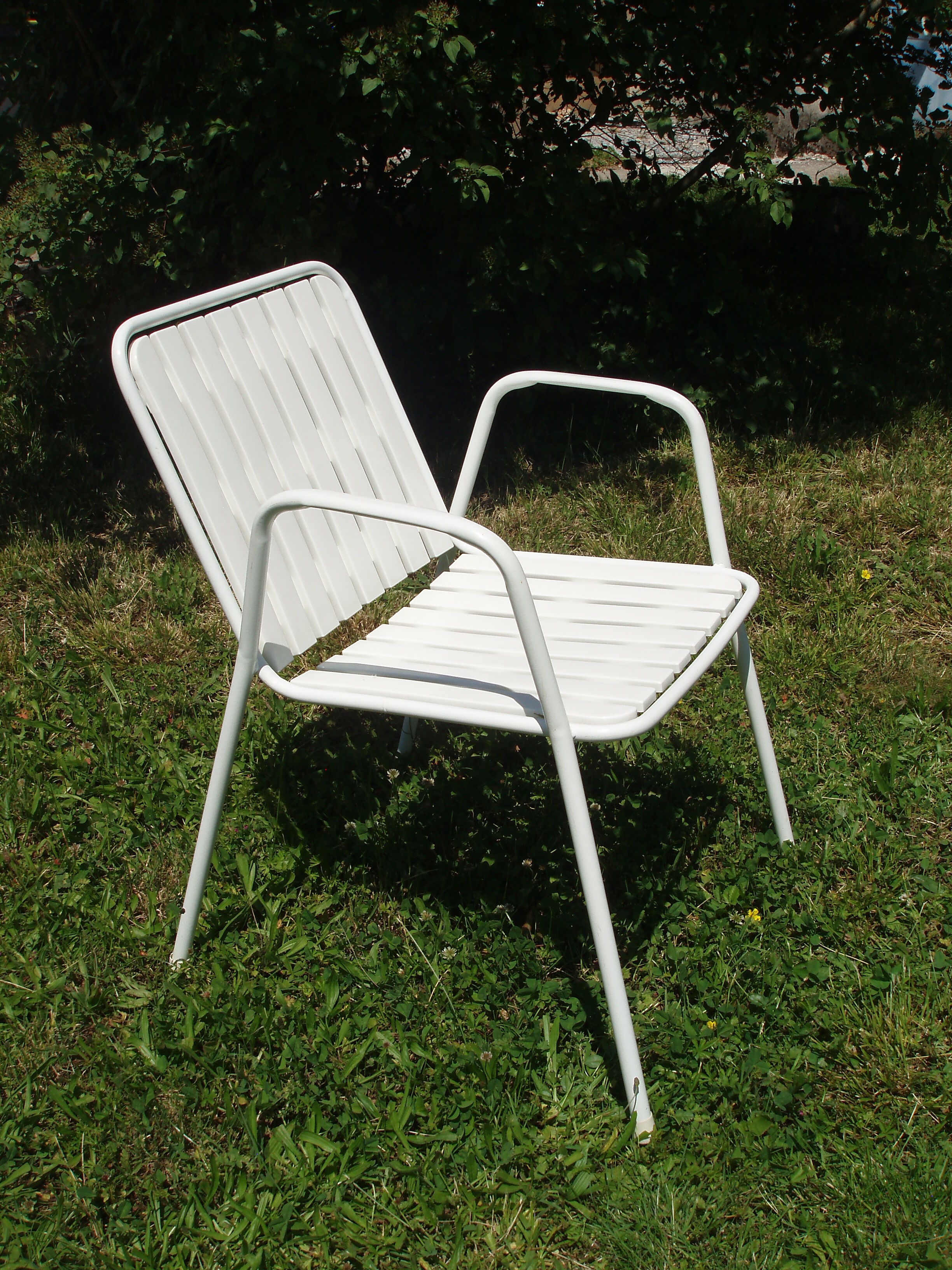 4 vintage white garden chairs in rilsan and plastic