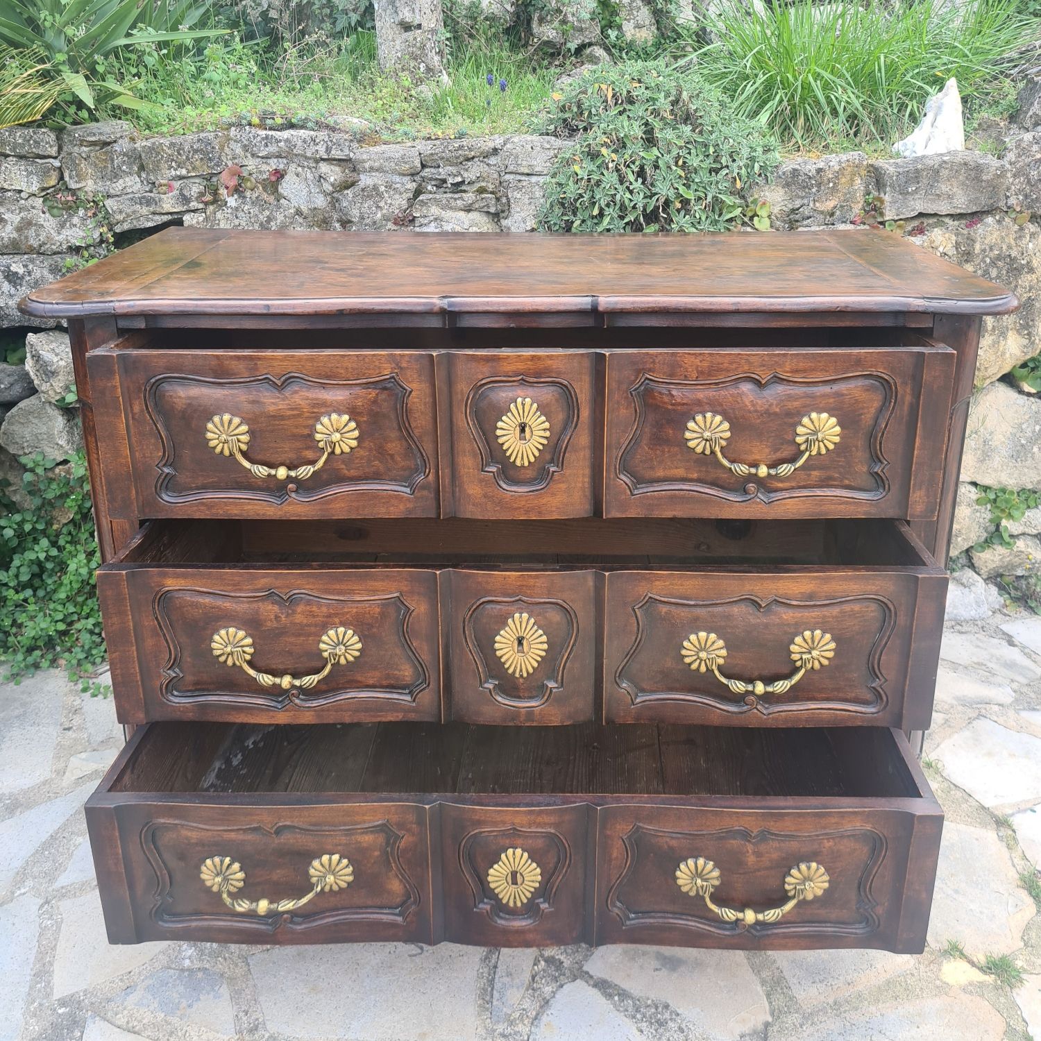 Crossbow chest of drawers in walnut, 18th century period