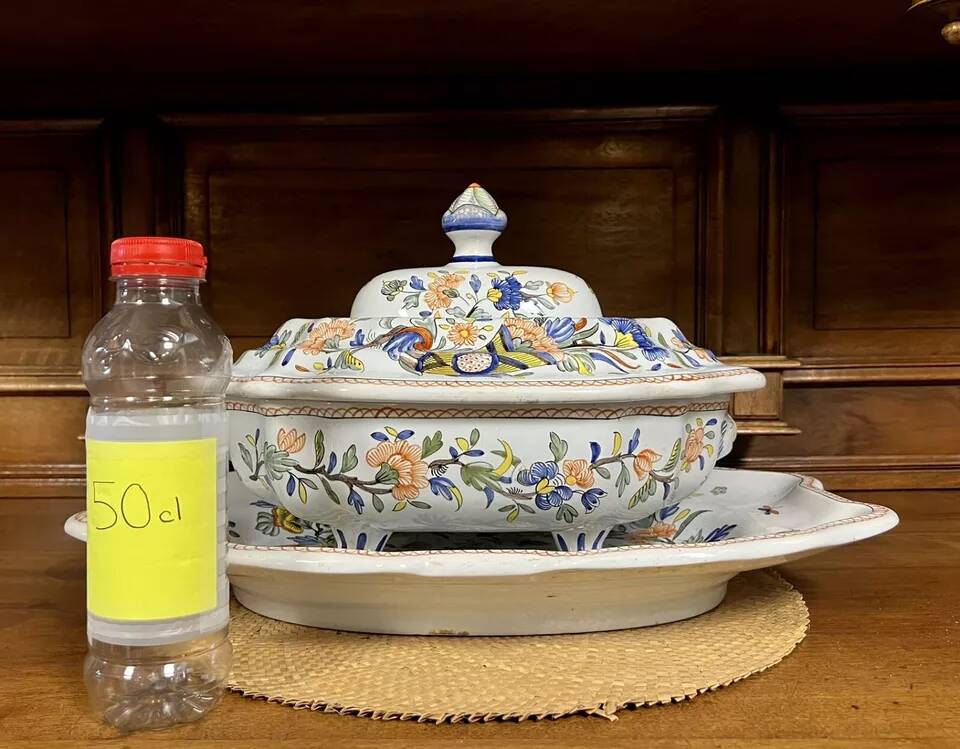 Soupière sur son plat en faïence de Desvres décor Rouen par Géo Martel