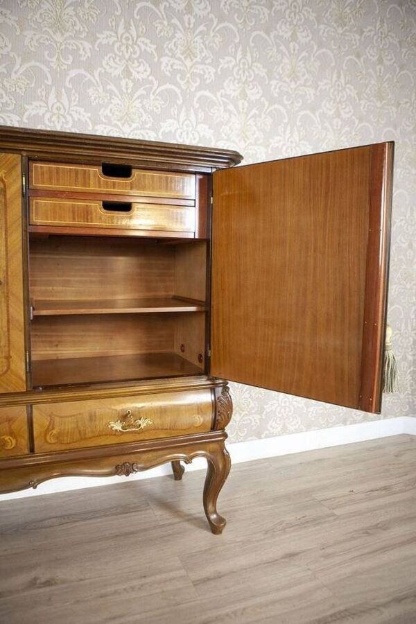 Cabinet de salon en noyer marqueté, années 1950