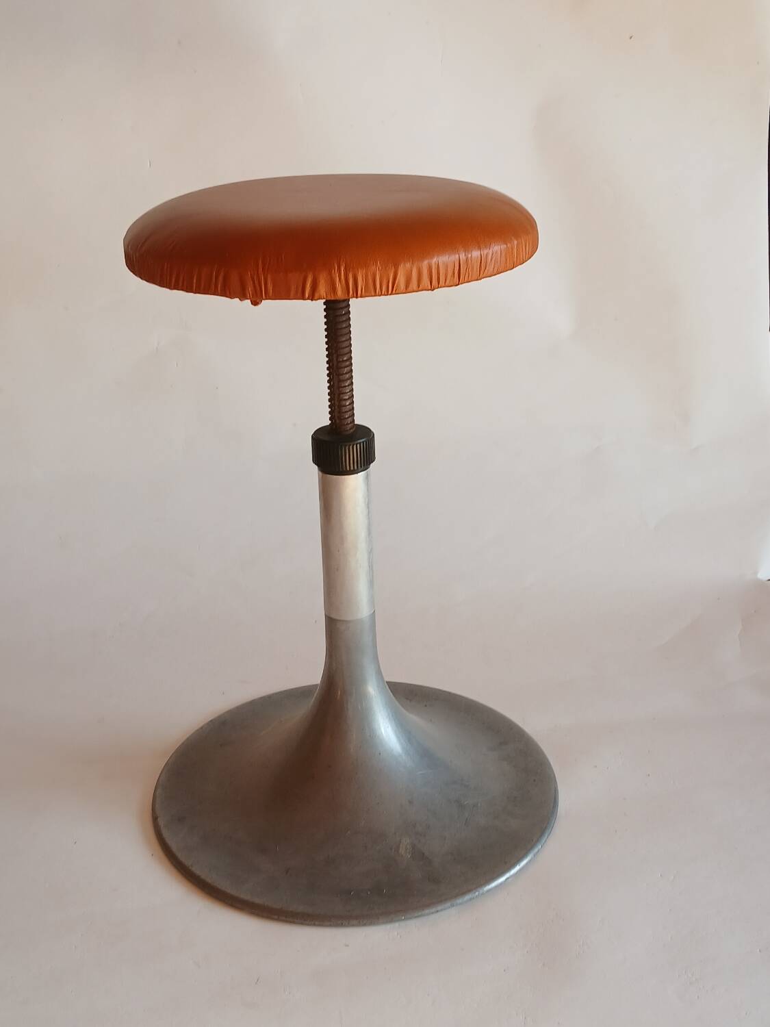 Tabouret pied tulipe à vis,  aluminium et cuir