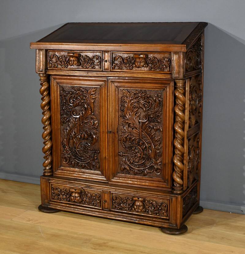 Oratory in solid walnut, Neo-Gothic Renaissance style – Late 19th century
