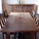 Table en chêne massif avec 2 rallonges intégrées et 7 chaises