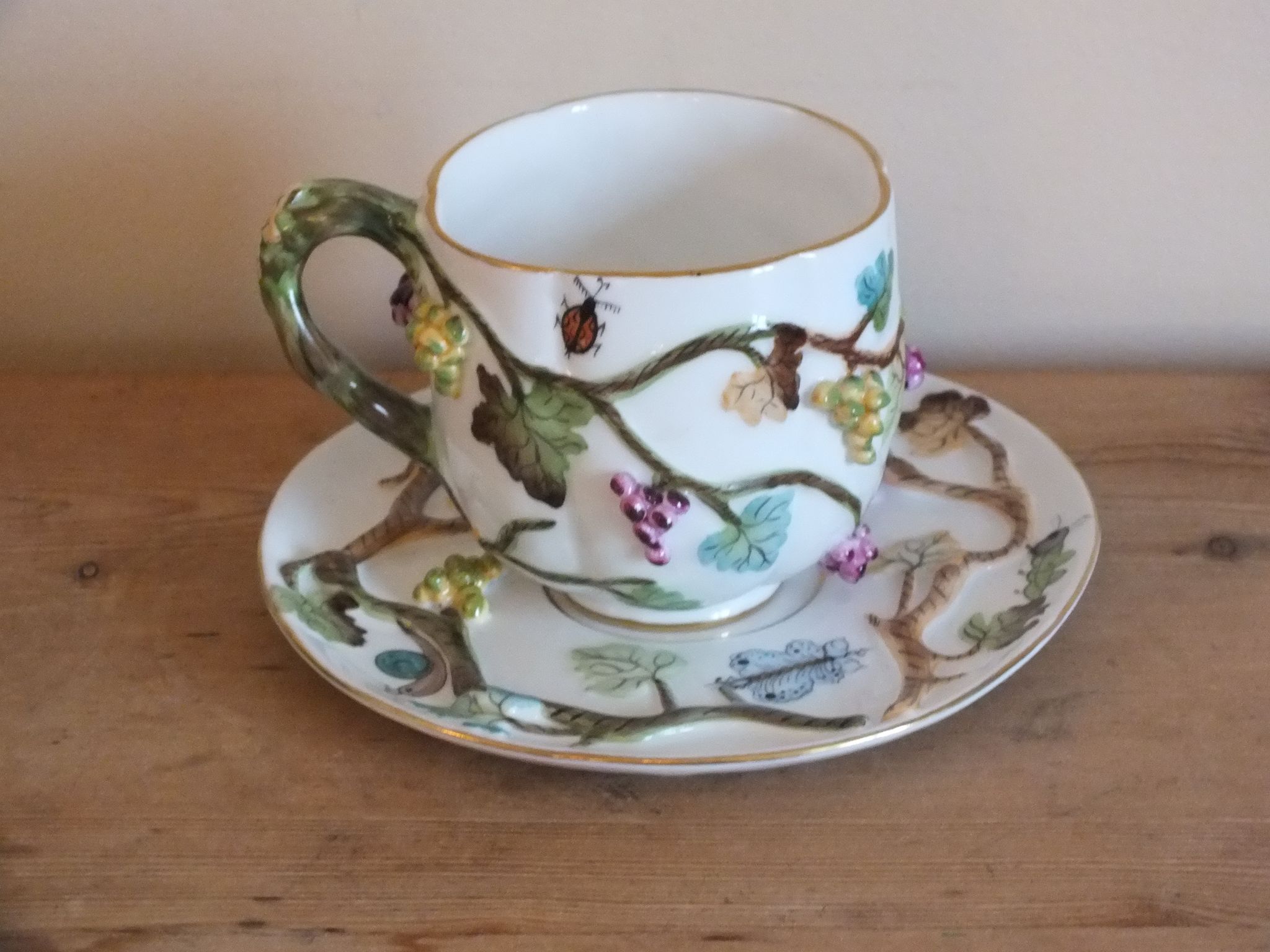 Cup n°1 CAP porcelanas Portugal insects and fruits in relief