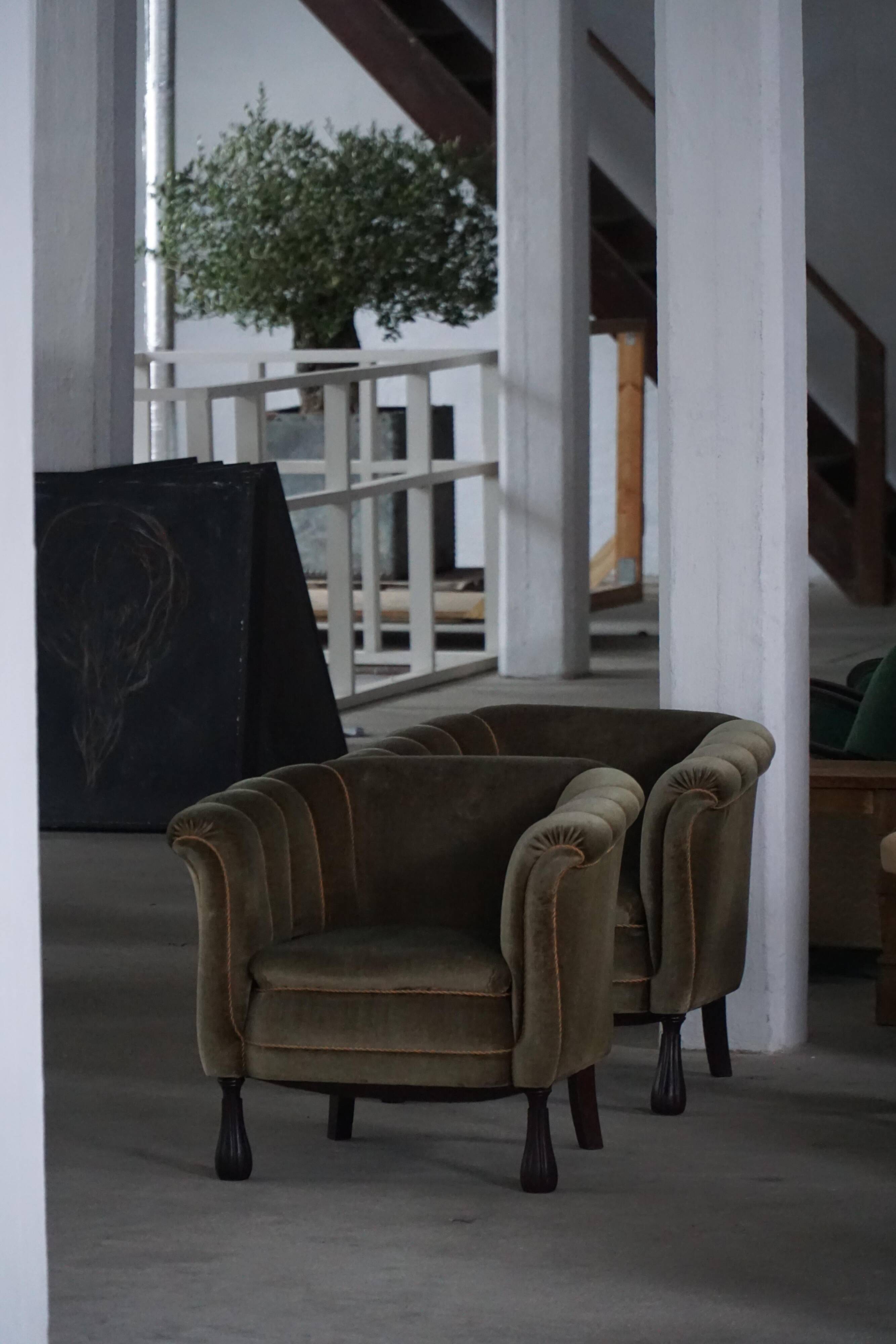 Mid-20th century, pair of Danish shell lounge chairs in green velvet, 1940s.