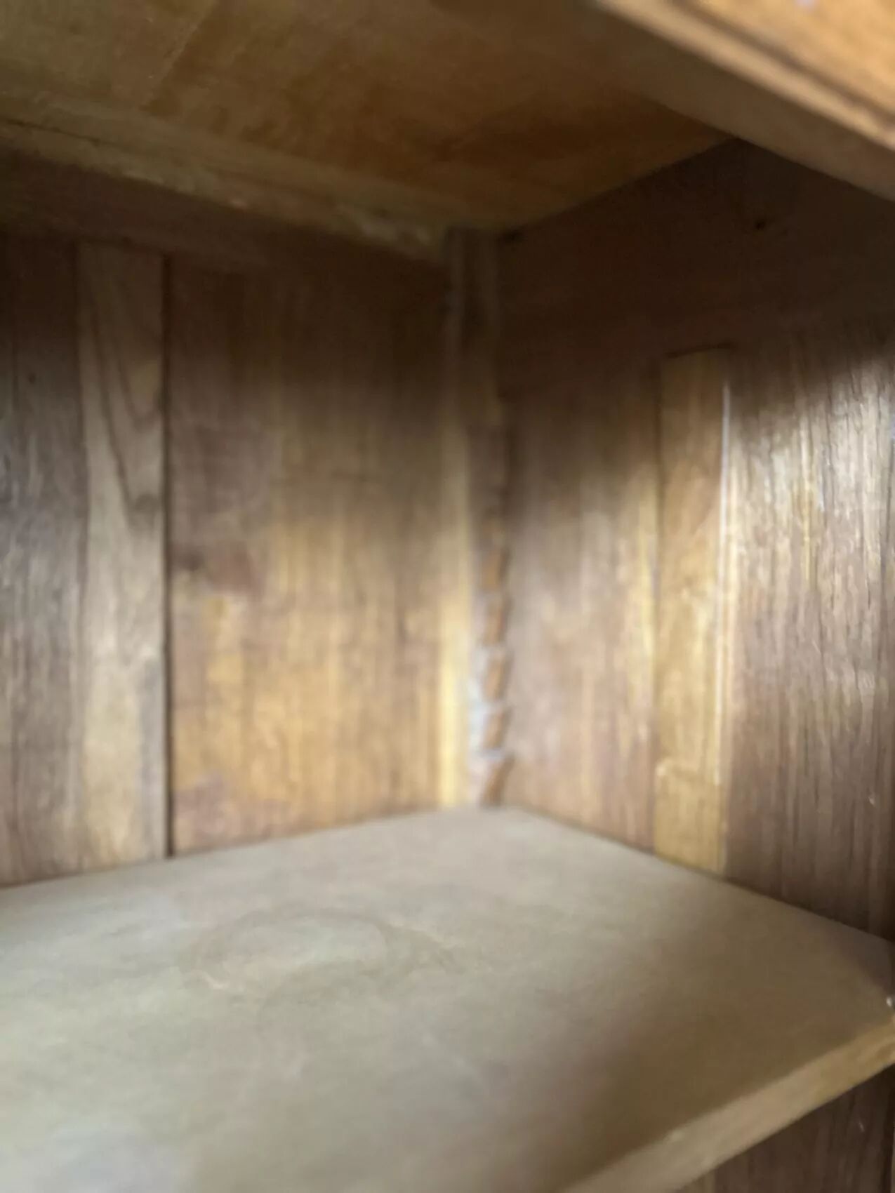 Small Parisian glass-fronted cabinet in oak from the late 19th century – a timeless ally for small spaces.