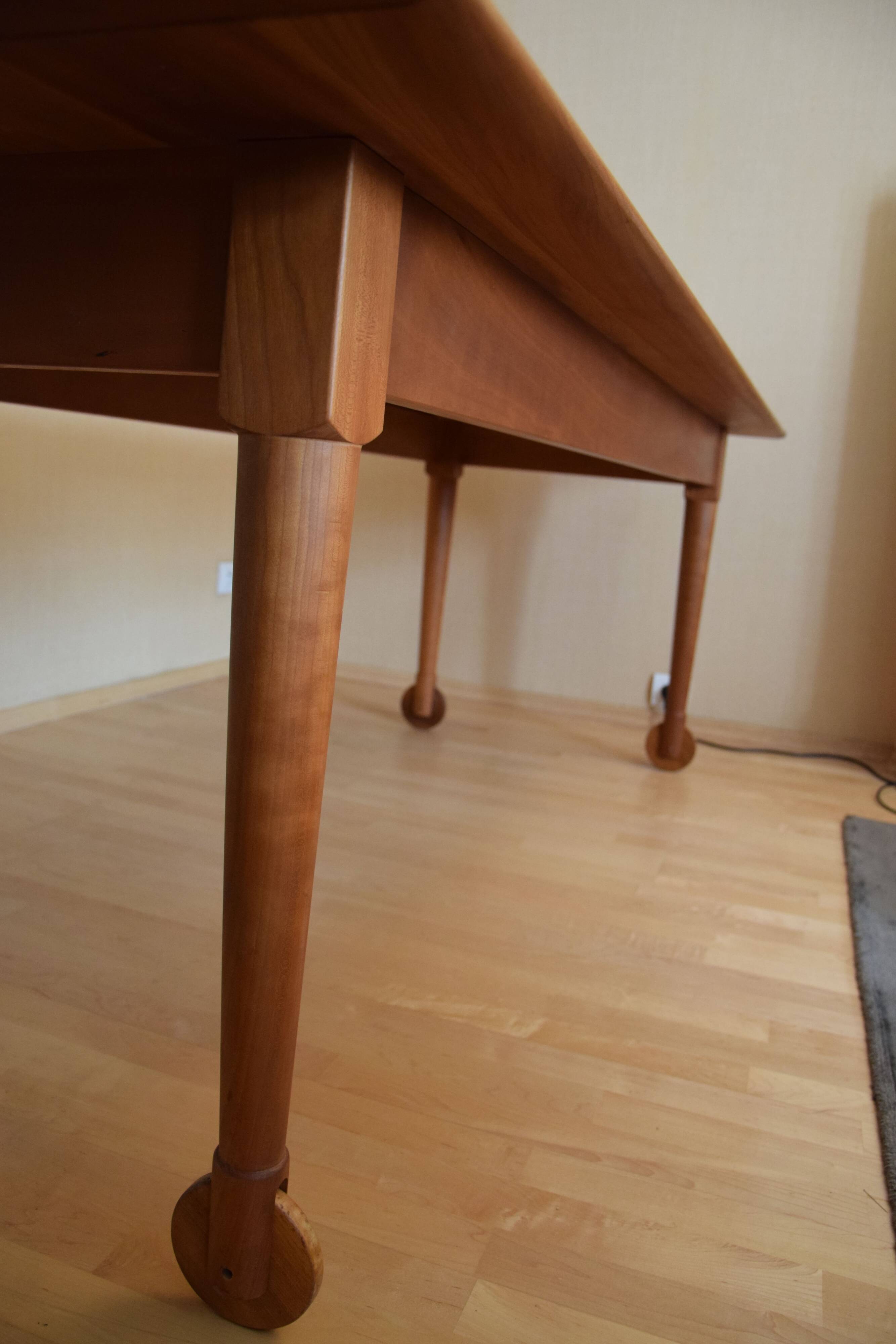 Table à manger en merisier massif style Shaker