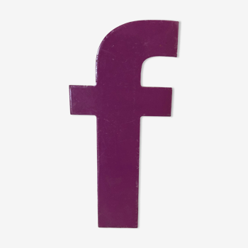 Lettre violette « F »