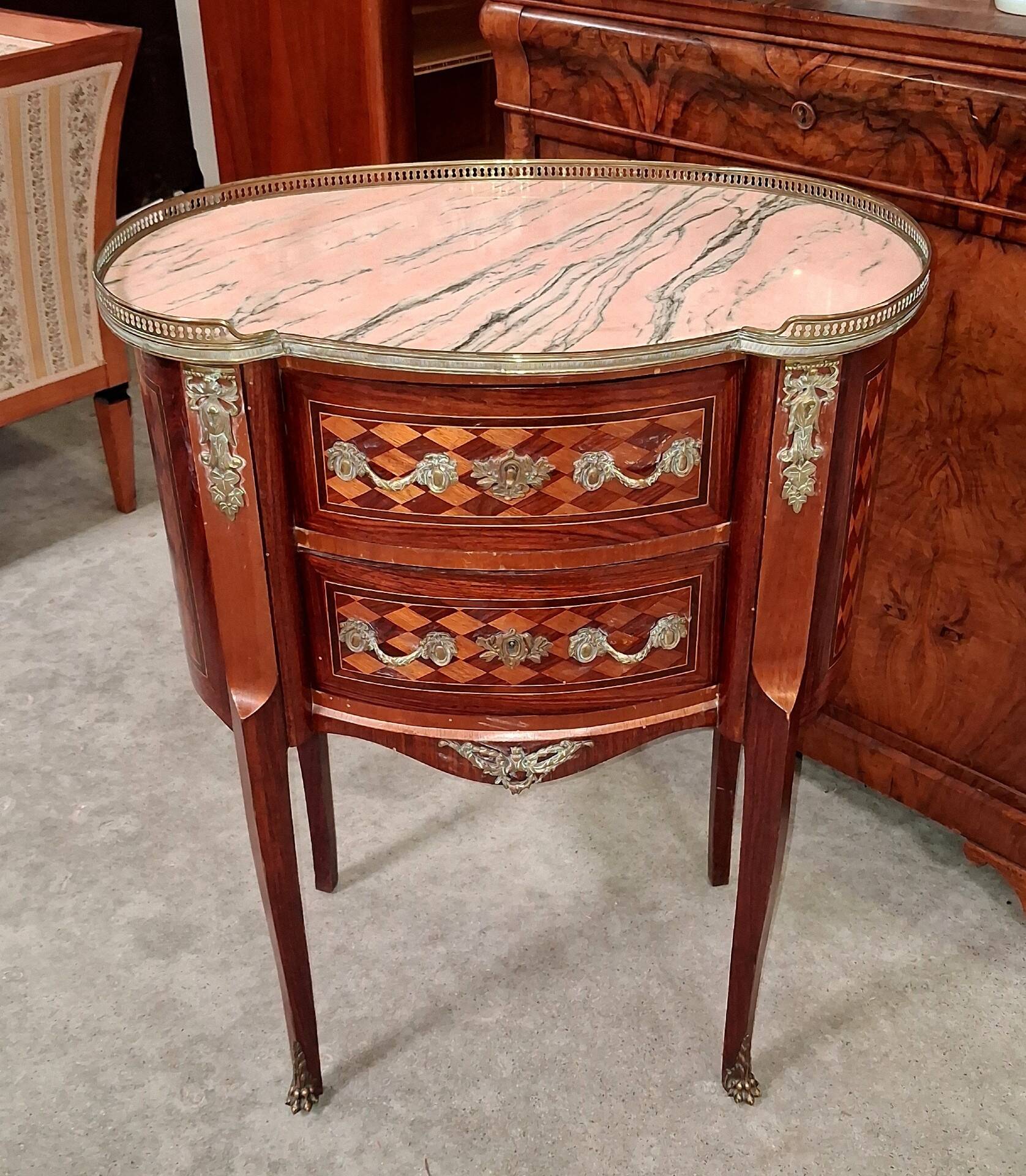 Commode sauteuse de forme rognon en marqueterie, marbre rose et bronzes