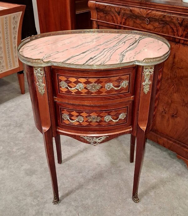 Commode sauteuse de forme rognon en marqueterie, marbre rose et bronzes