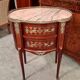 Commode sauteuse de forme rognon en marqueterie, marbre rose et bronzes