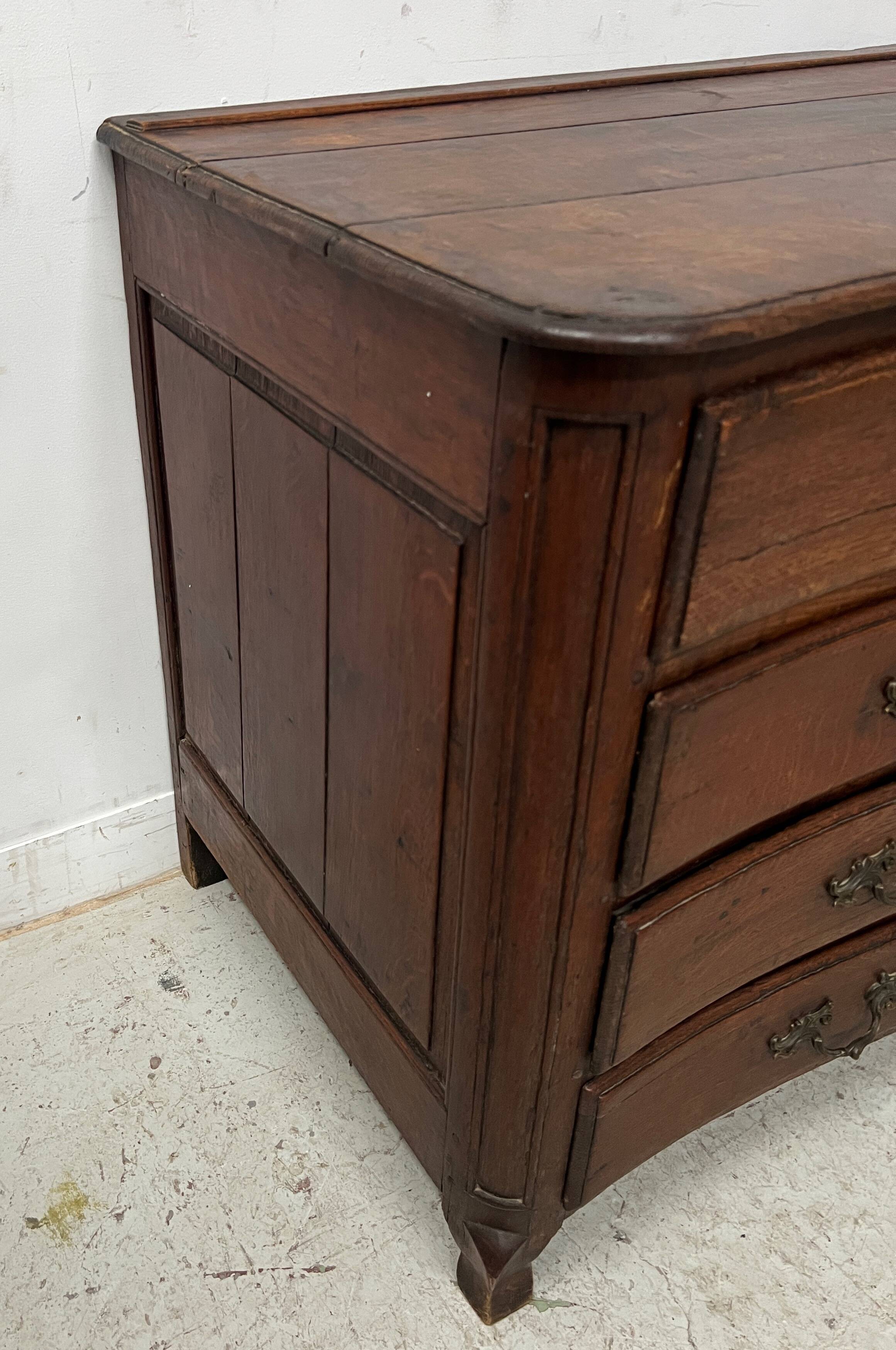 Louis XV chest of drawers in solid oak from the 18th century