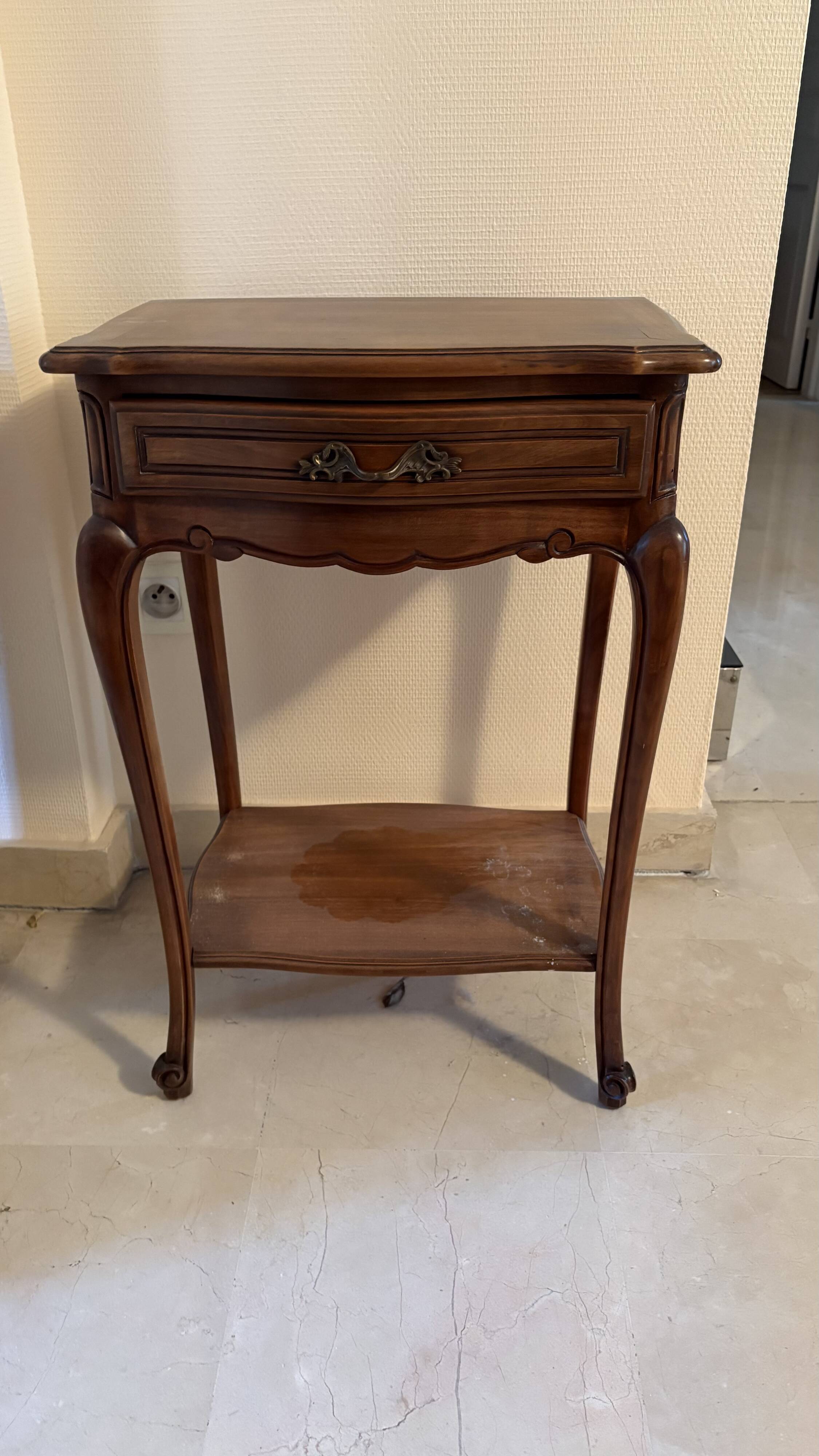 Petite table d'appoint en bois
