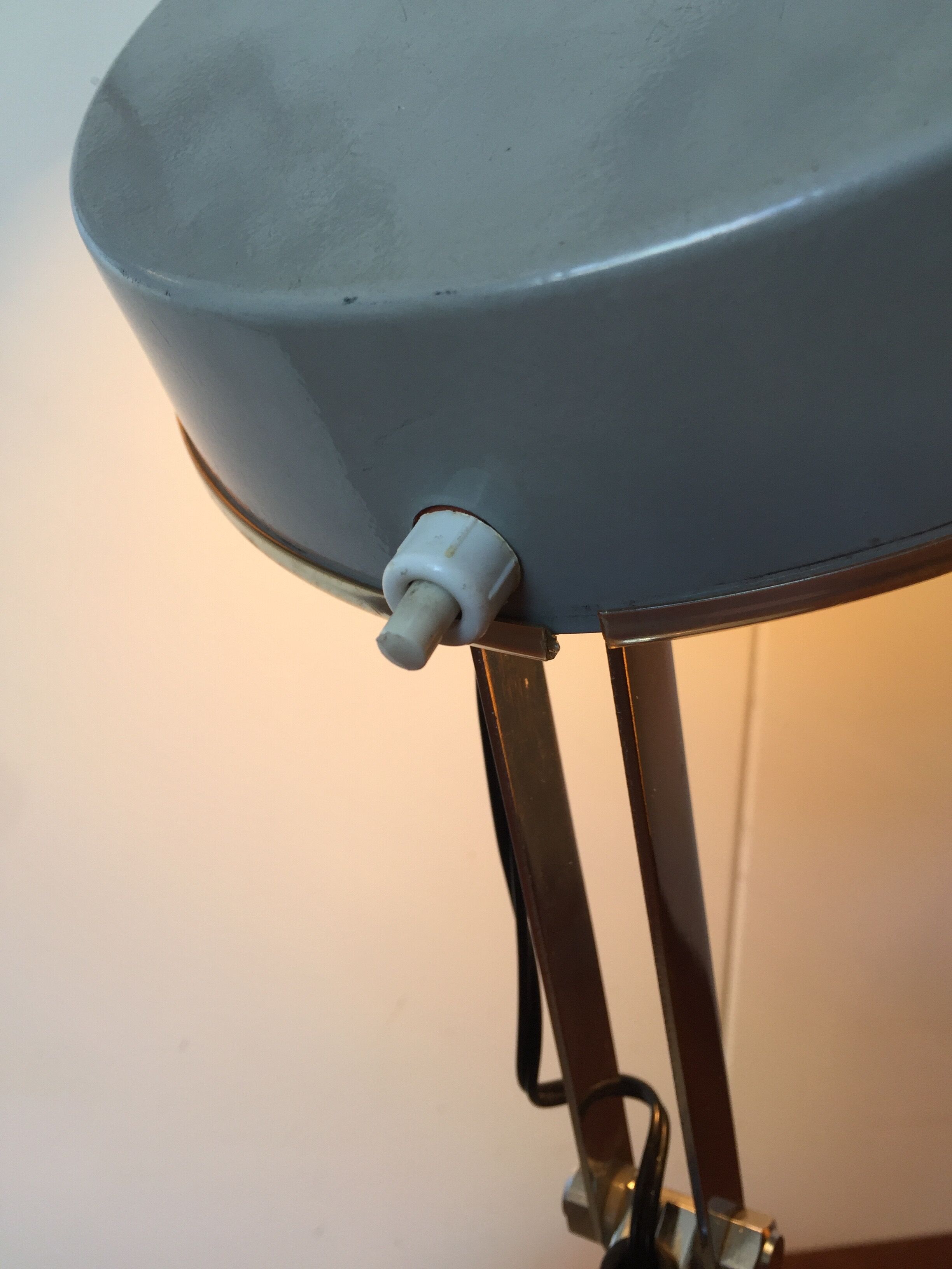 Folding industrial lamp