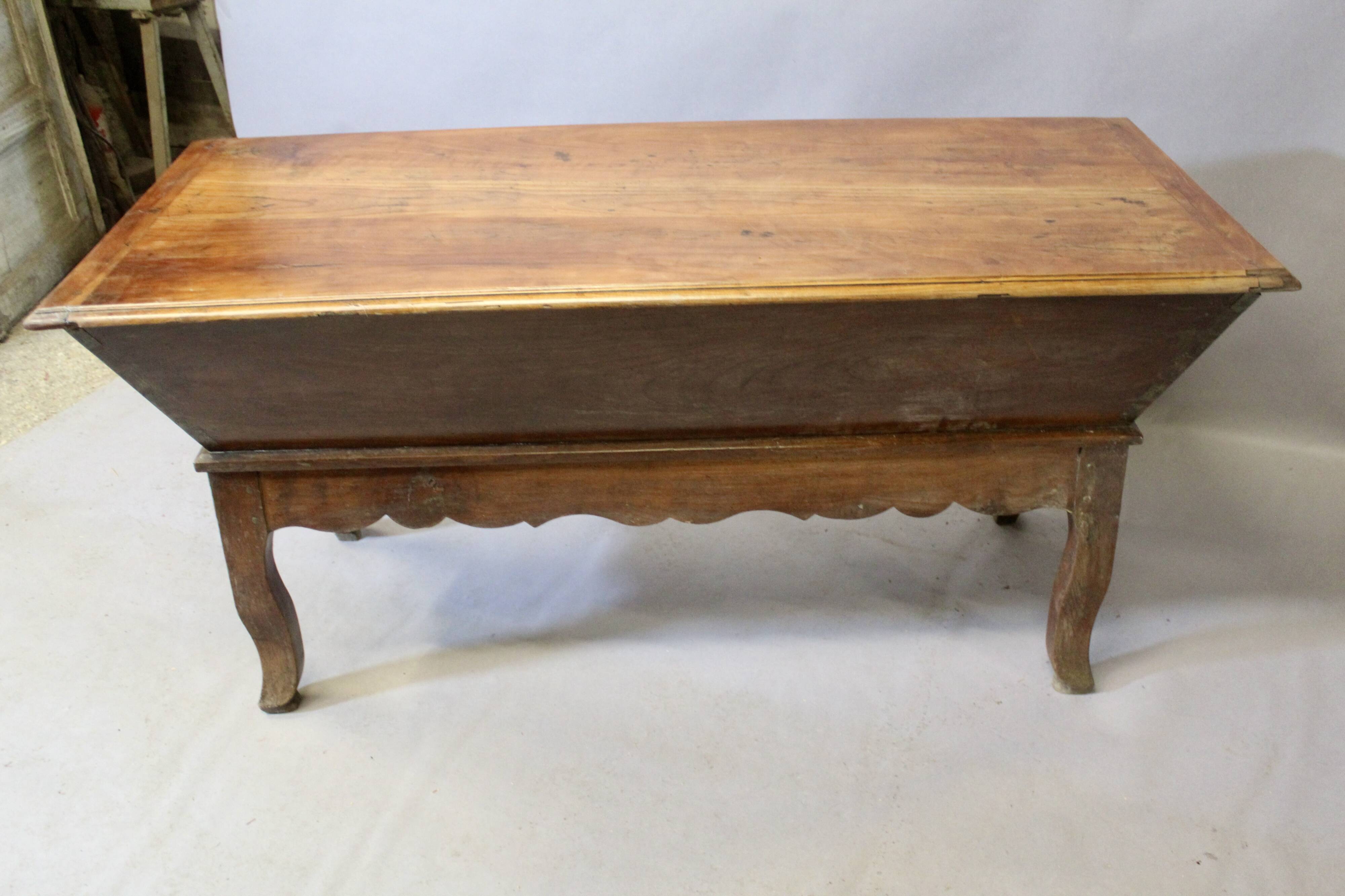 Pétrin en merisier Louis XV