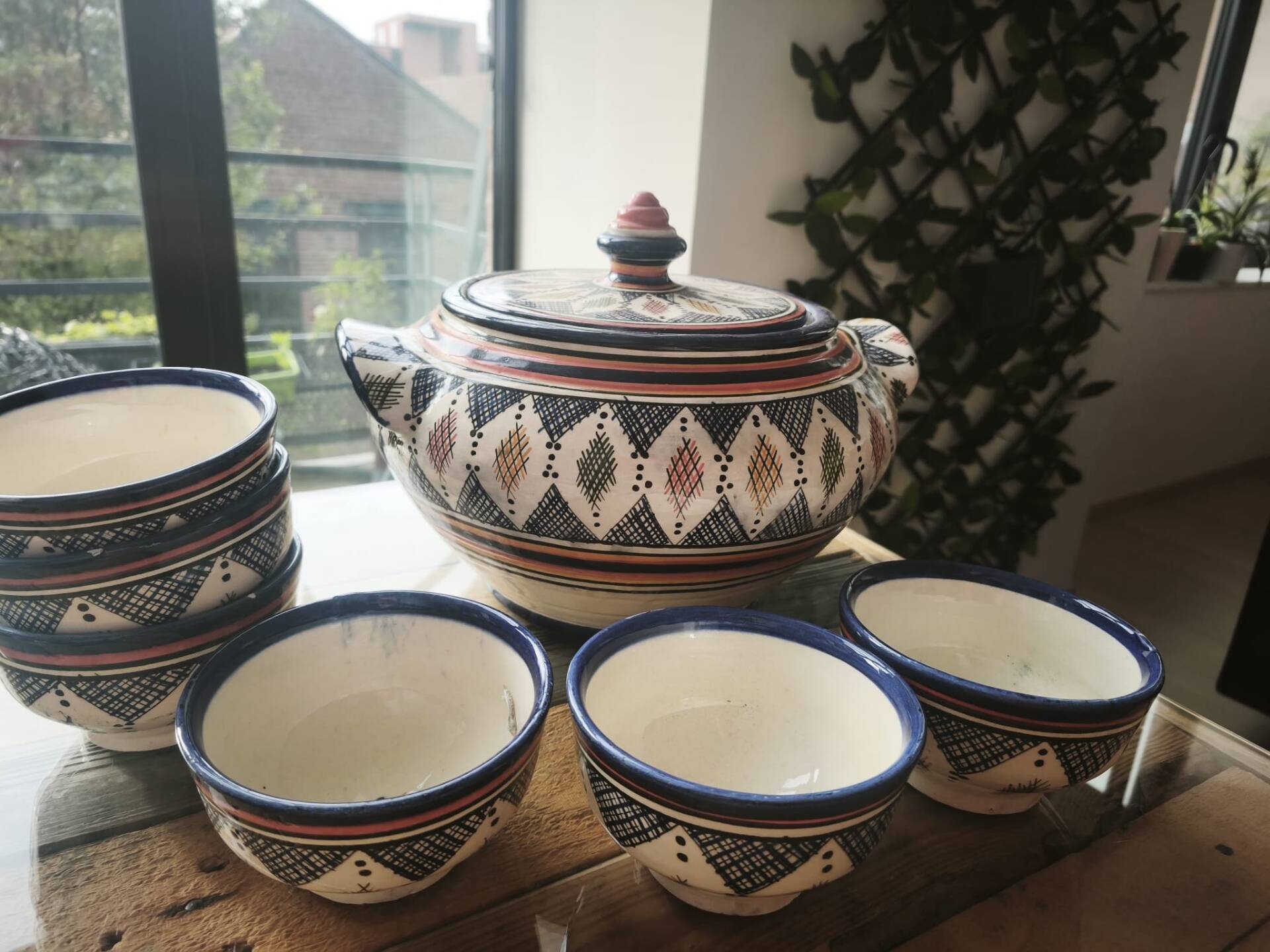 Ceramic soup tureen with its 6 bowls