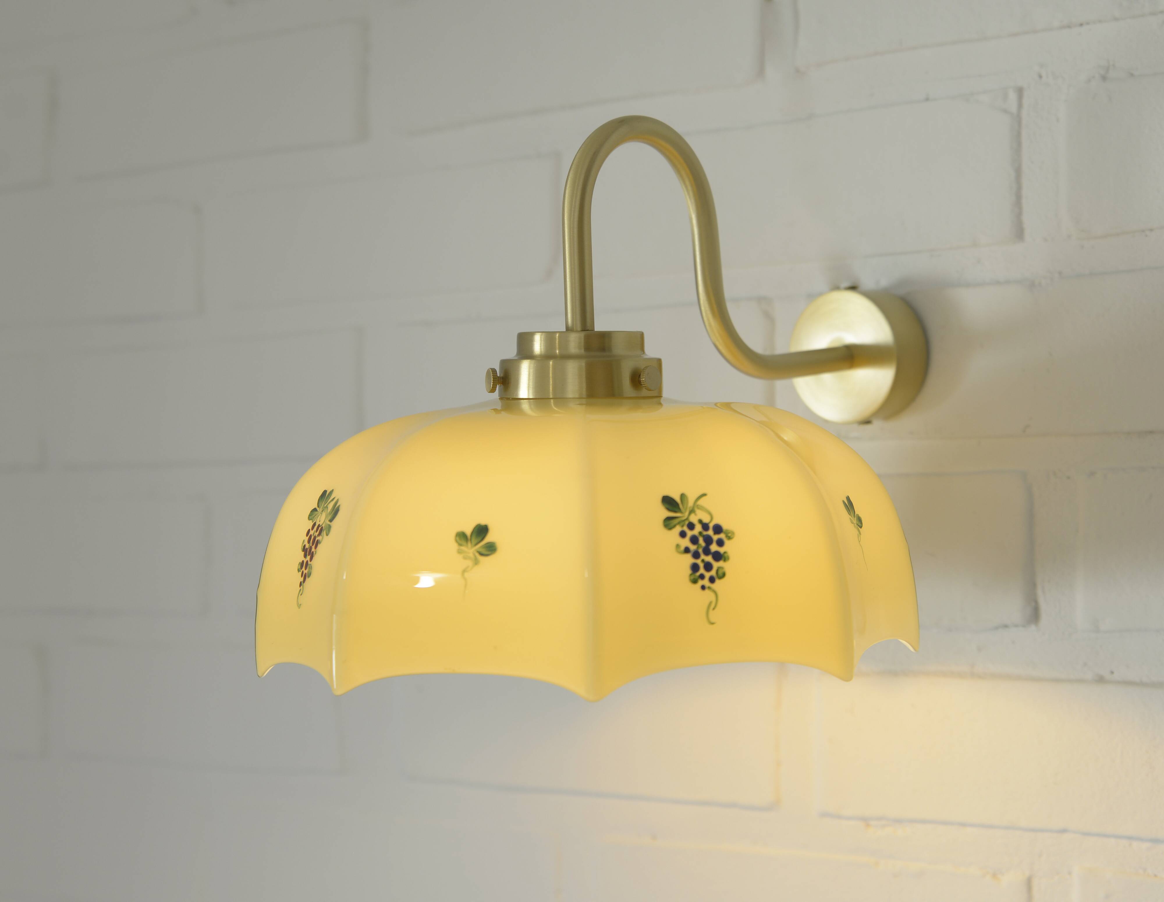 Applique murale vintage en verre beige, style années 1950, avec col de cygne et luminaire en laiton.