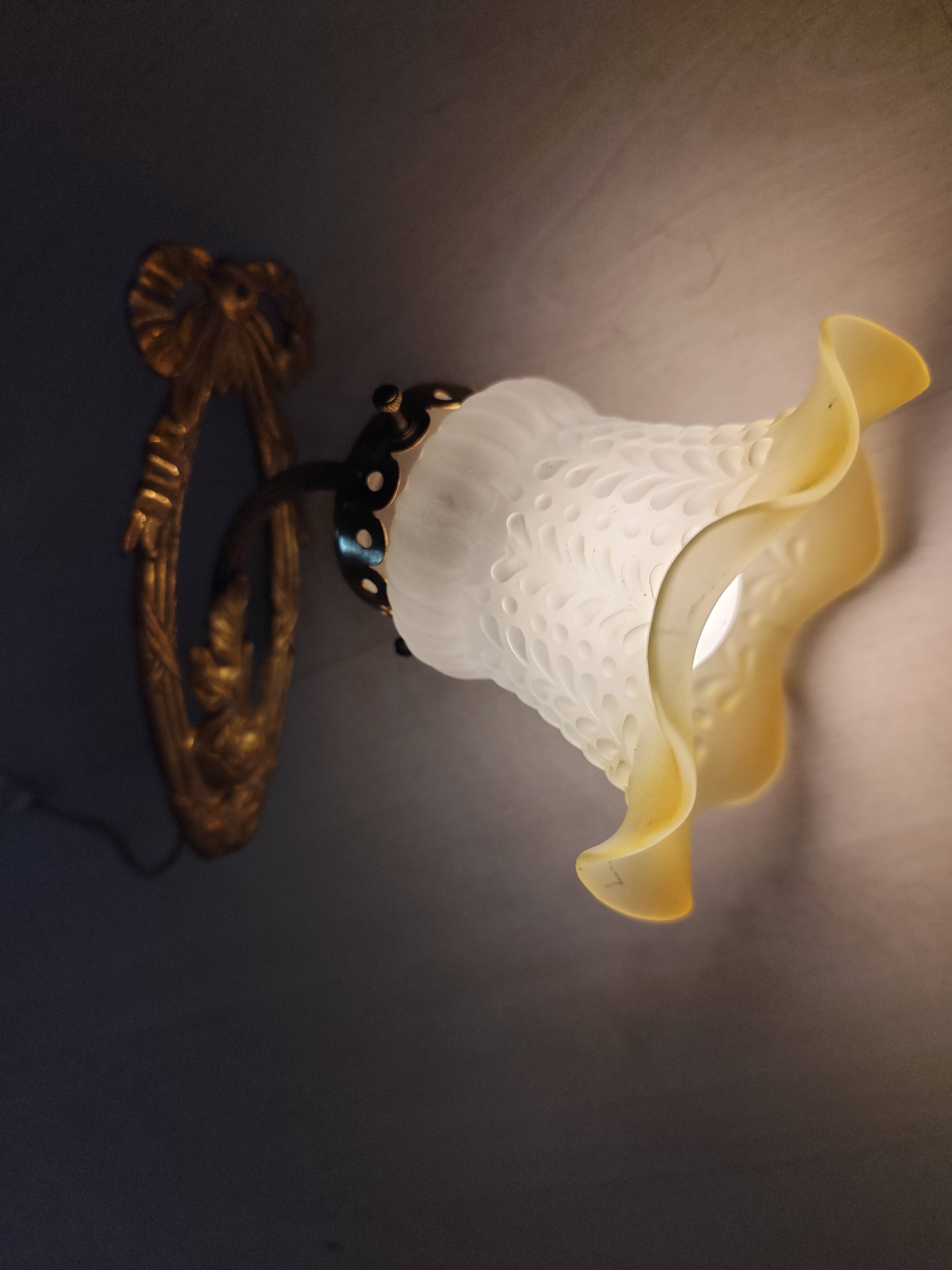 Antique wall light in gilded brass and glass tulip