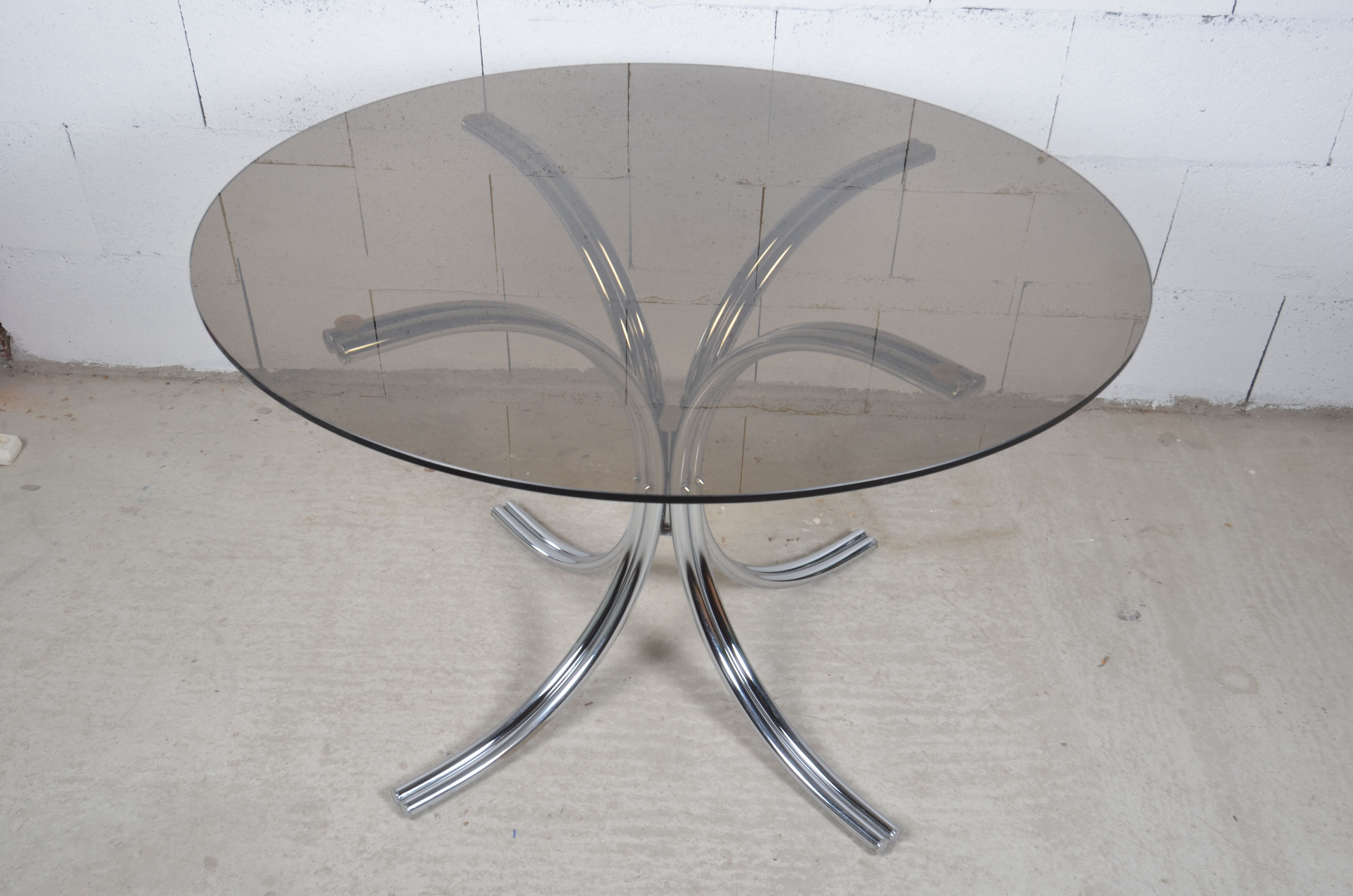 Glass round table chrome feet