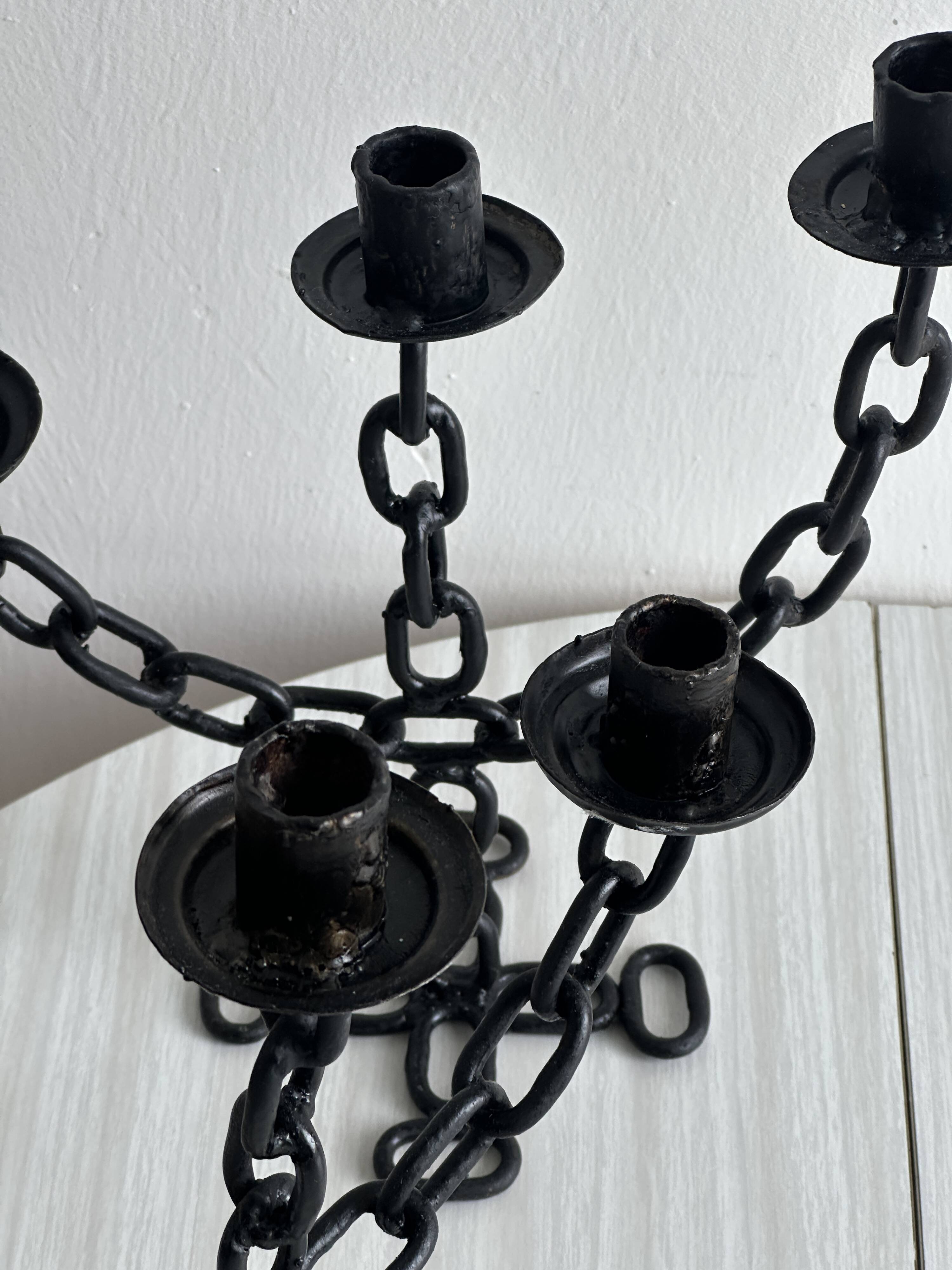 Paire de chandeliers anciens en métal noir