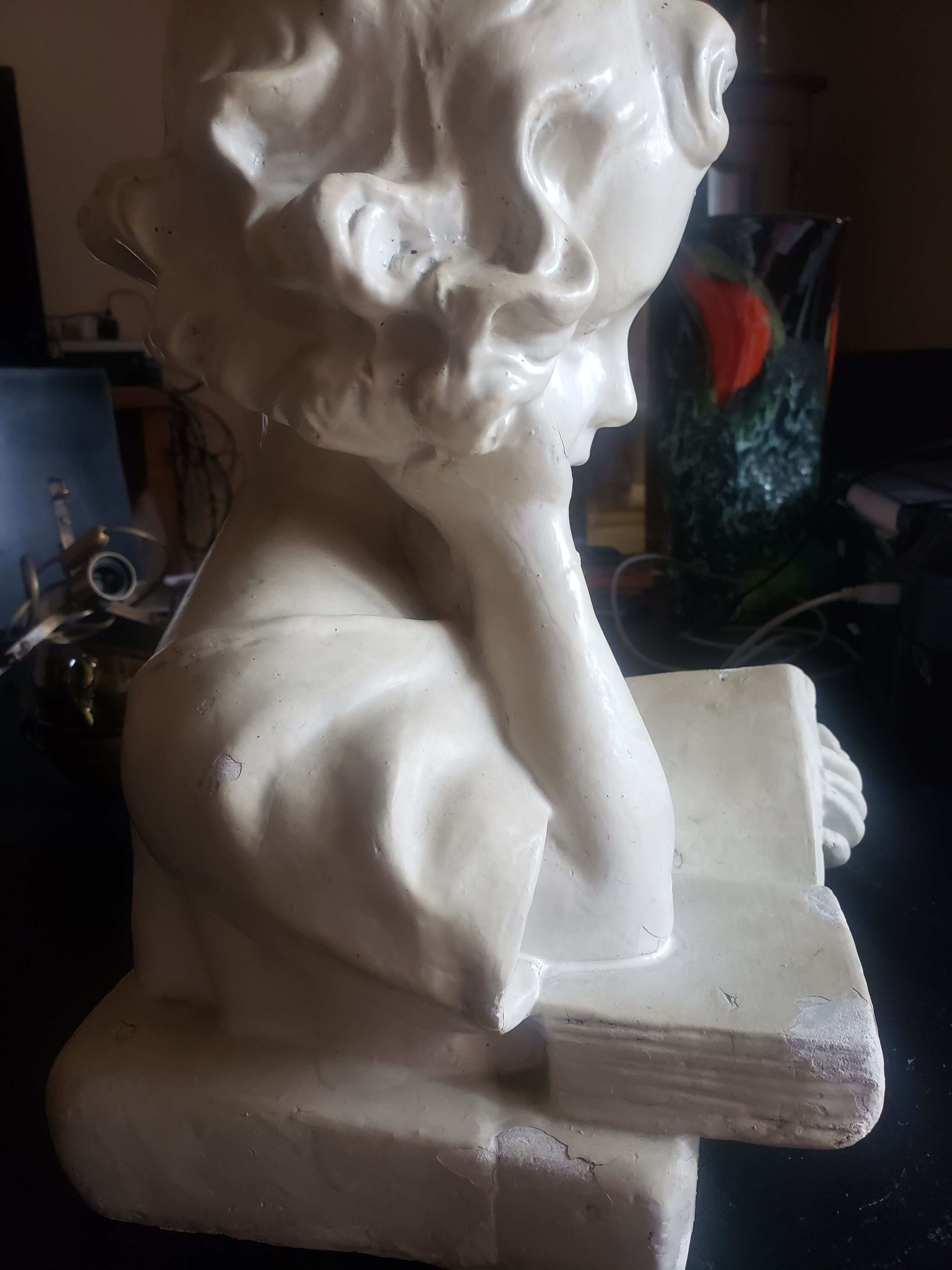 Bust of a woman in plaster The e-reader
