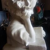 Bust of a woman in plaster The e-reader