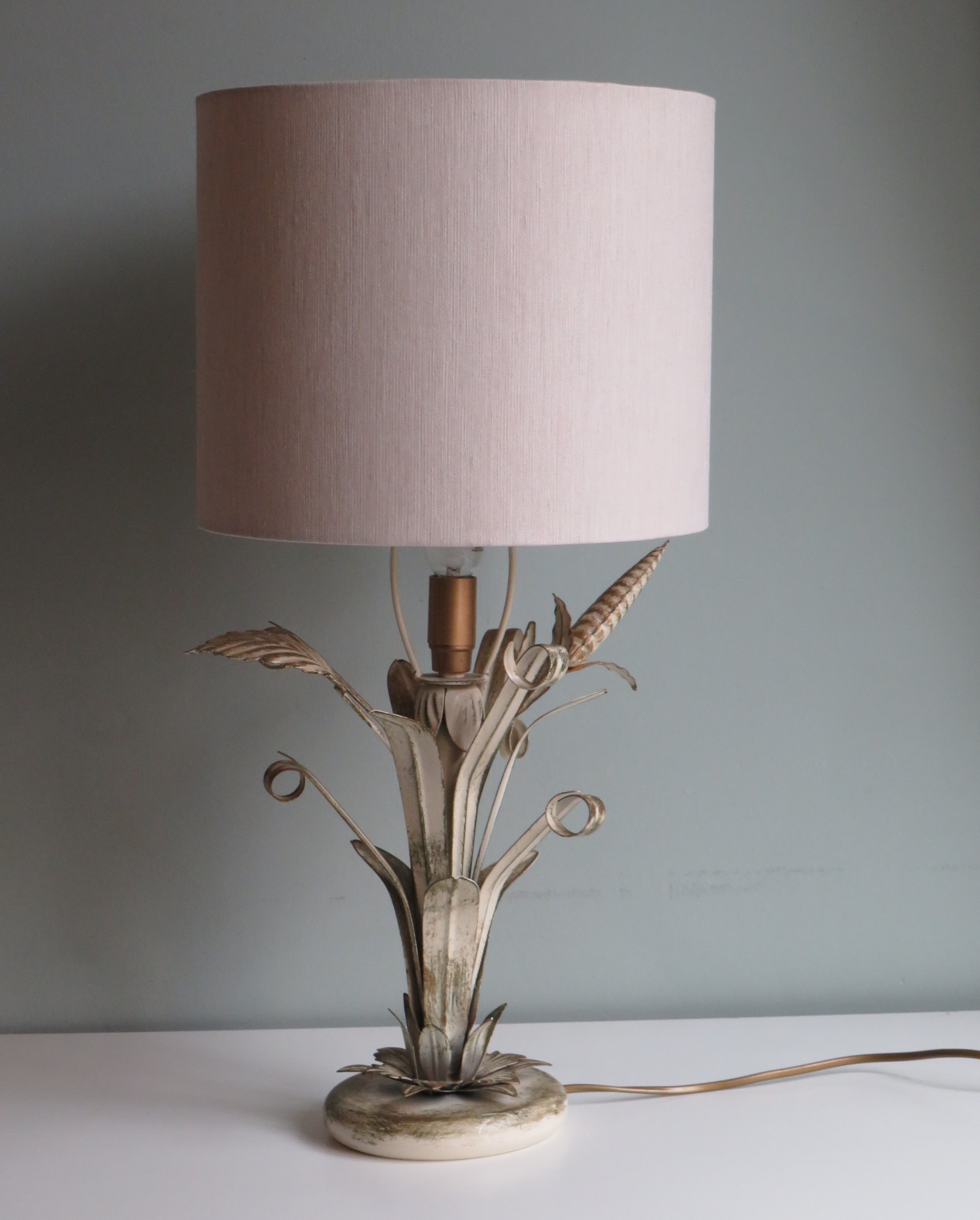Lampe de table vintage dans le style de hans kögl.
