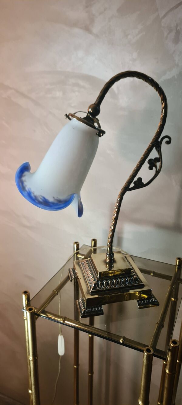 Lampe bronze art déco et sa tulipe pate verre blanche et bleu 40x30