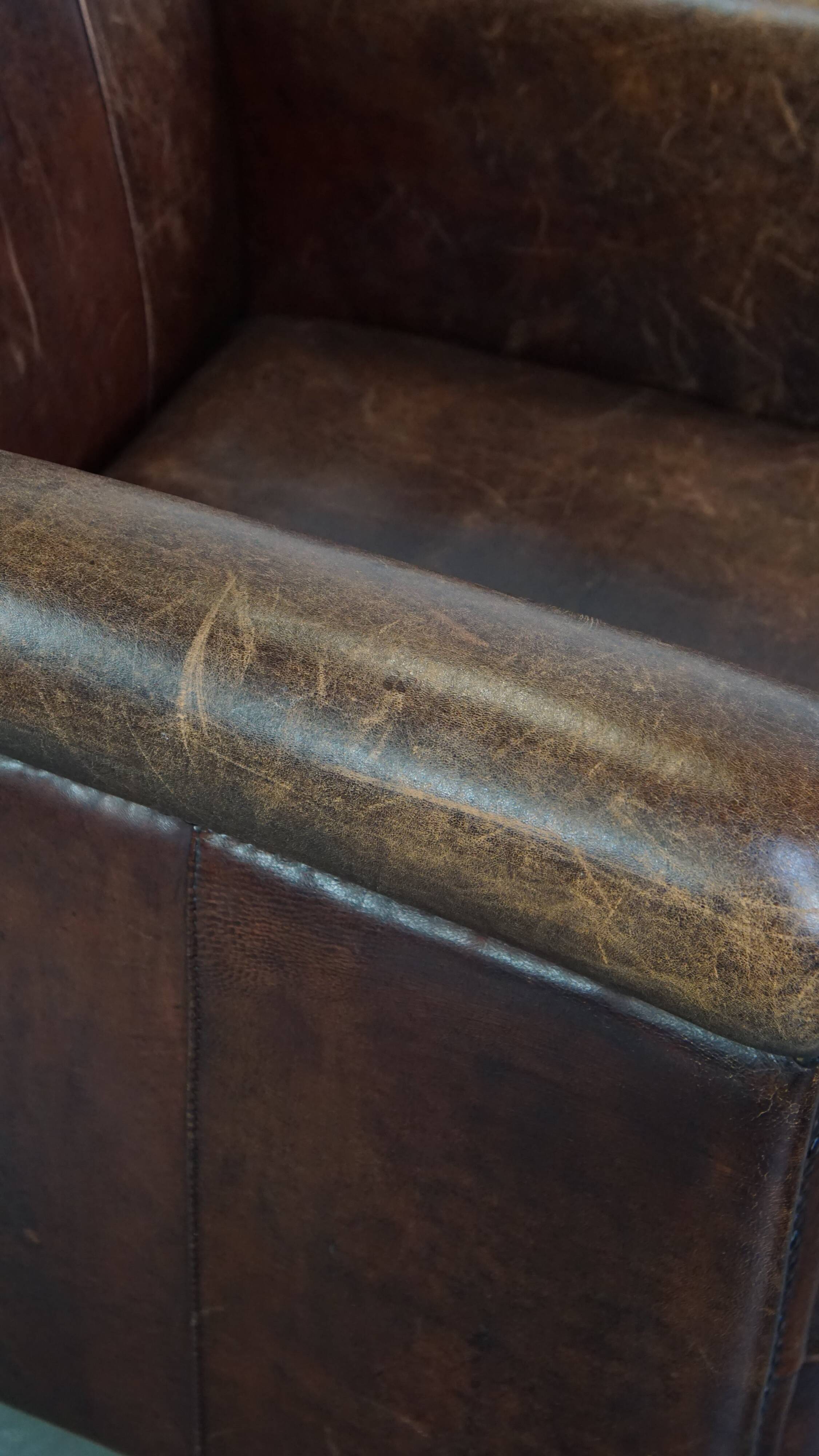Fauteuil design en cuir de mouton aux finitions soignées et soignées