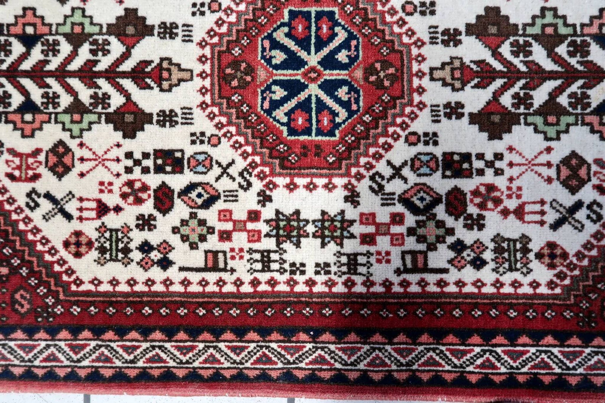 Handmade vintage Persian Gashkai rug 62cm x 105cm, 1960s