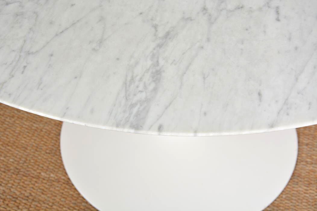 Dining table by Eero Saarinen for Knoll International dating back to the 60s
