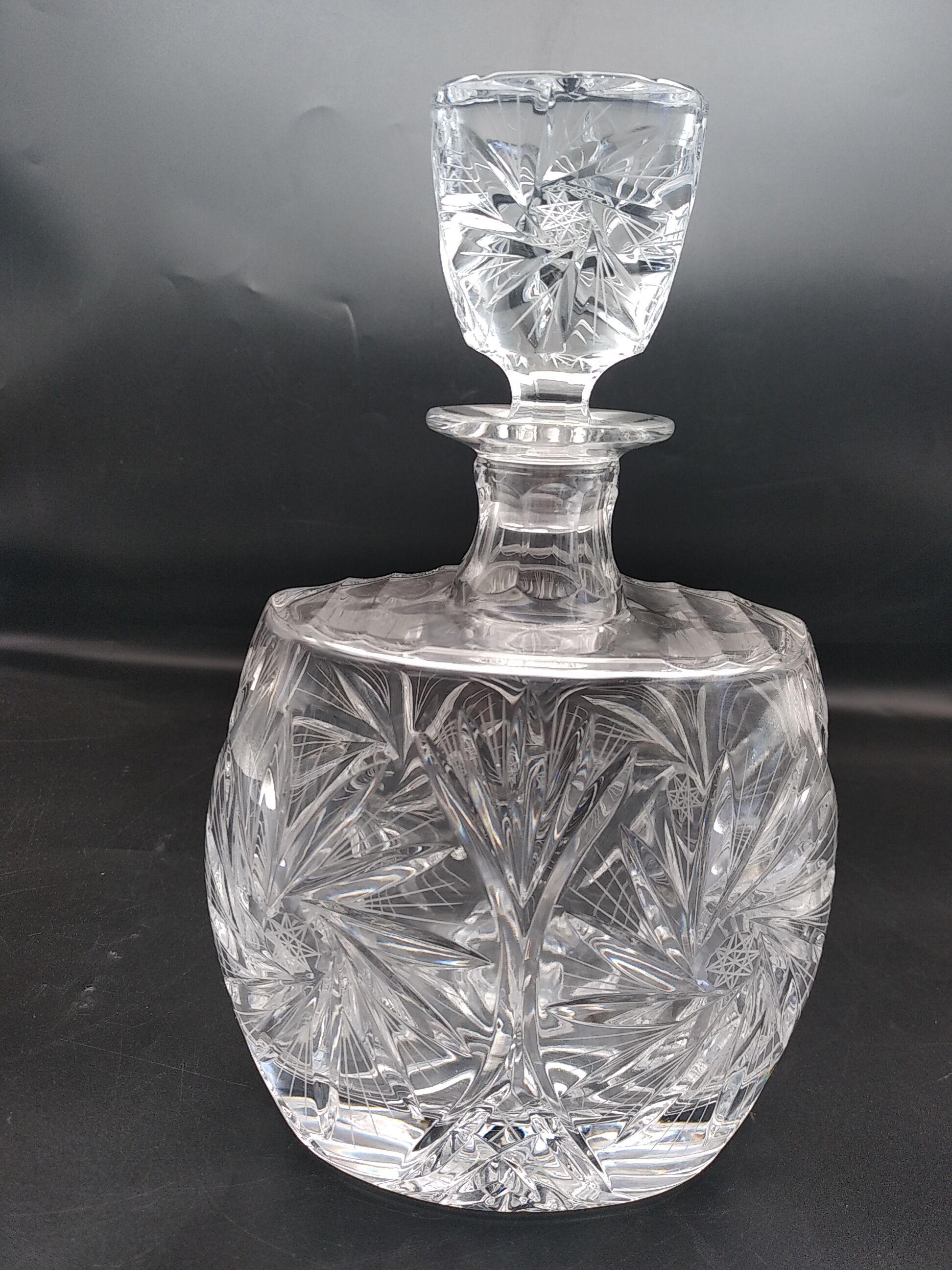 Carafe et  6 verres à cognac en cristal taillé main . Années 60 .