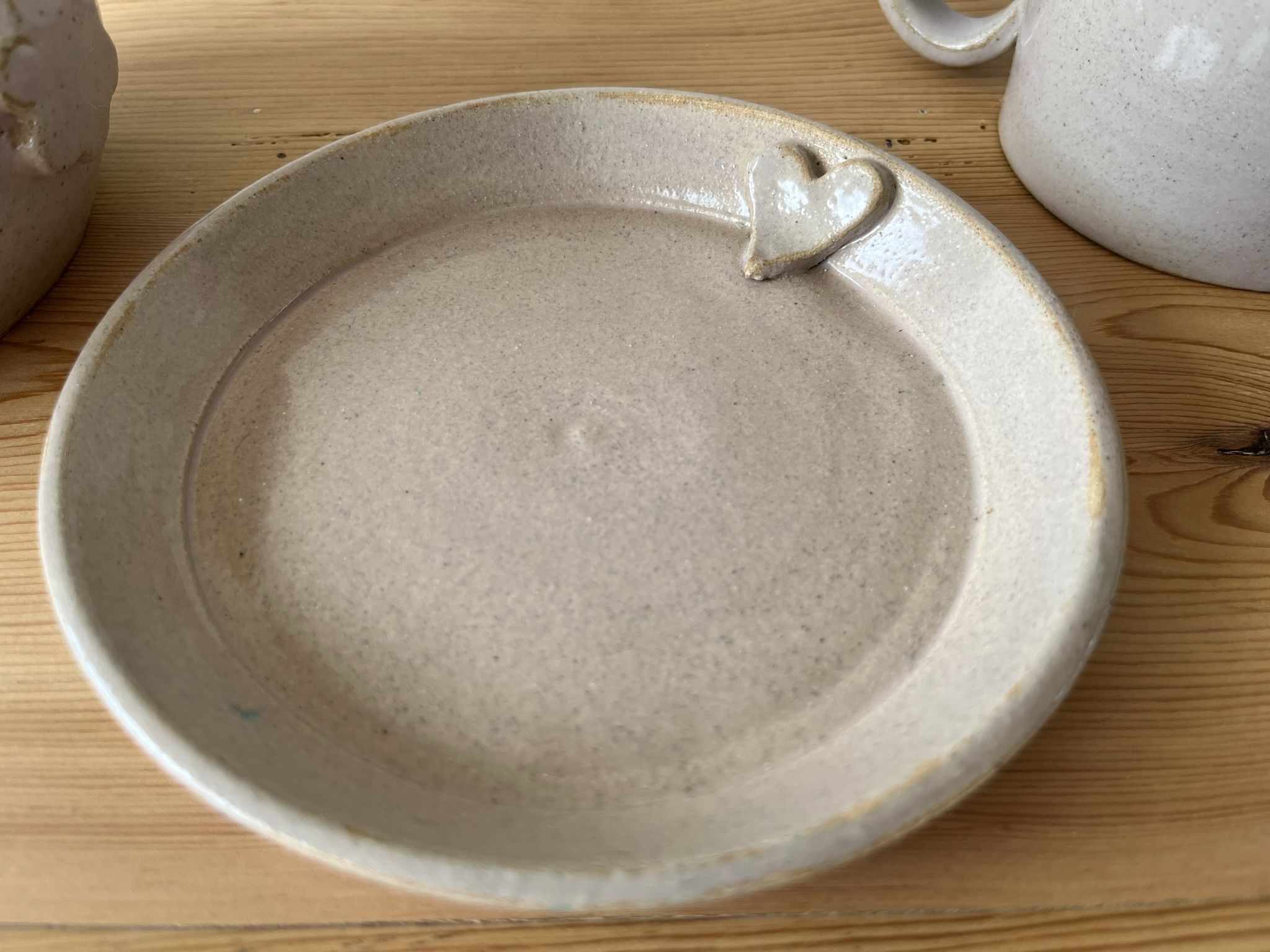 Tasse, sous-tasse et sucrier en céramique
