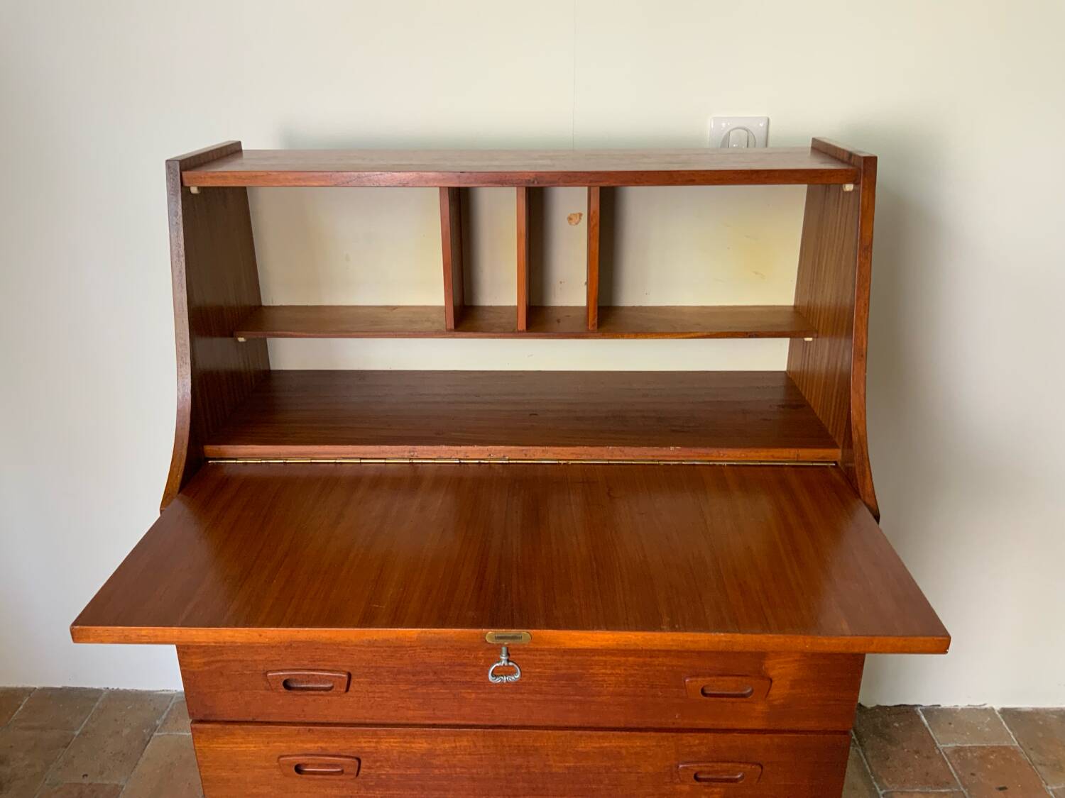 Scandinavian secretary