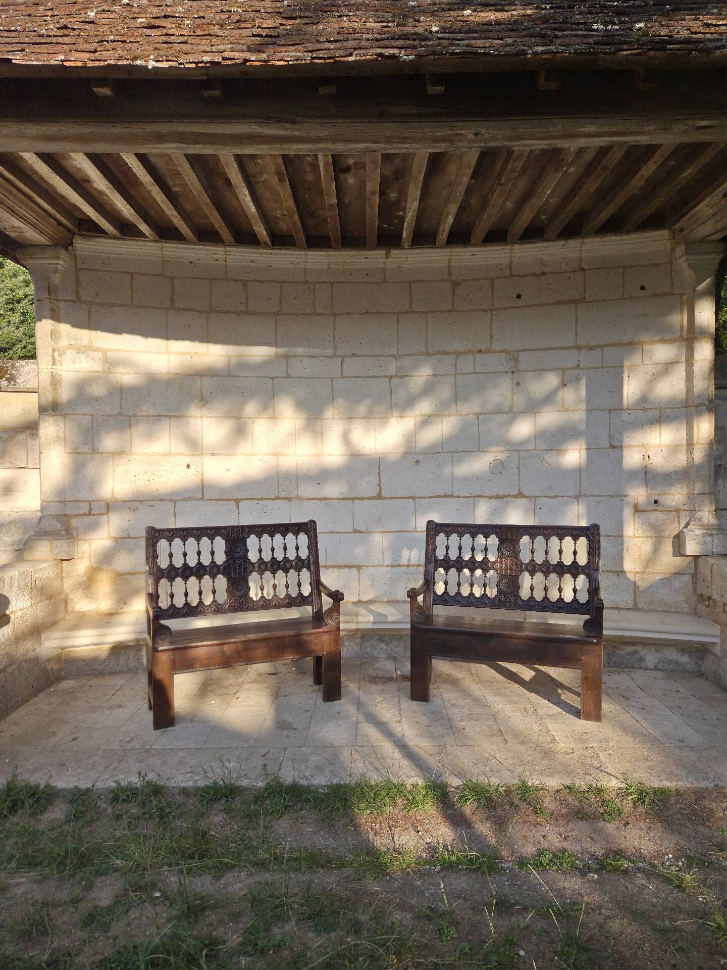 Paire de bancs en bois sculpté