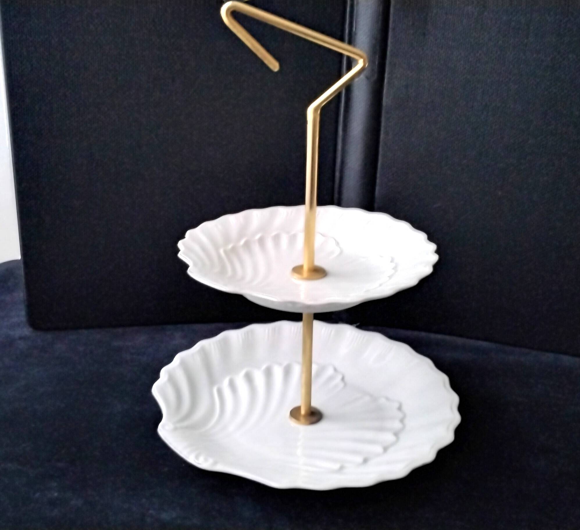 Silent servant in white porcelain