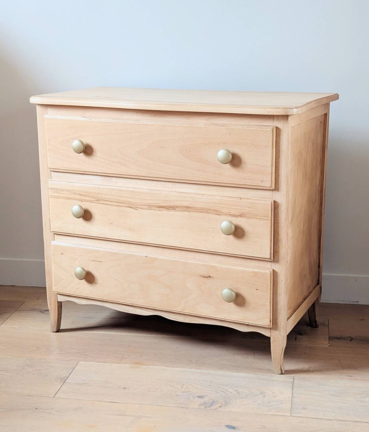 Commode vintage en bois blond, rénovée