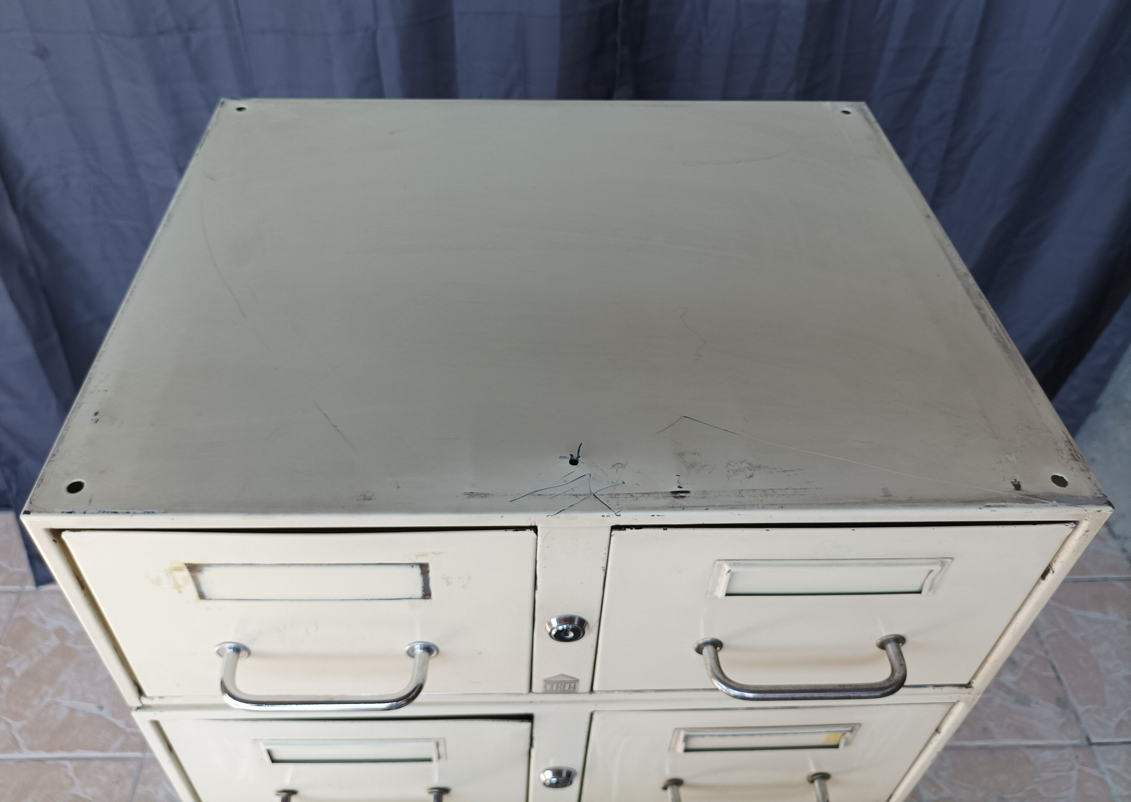 Cerem industrial locker service unit