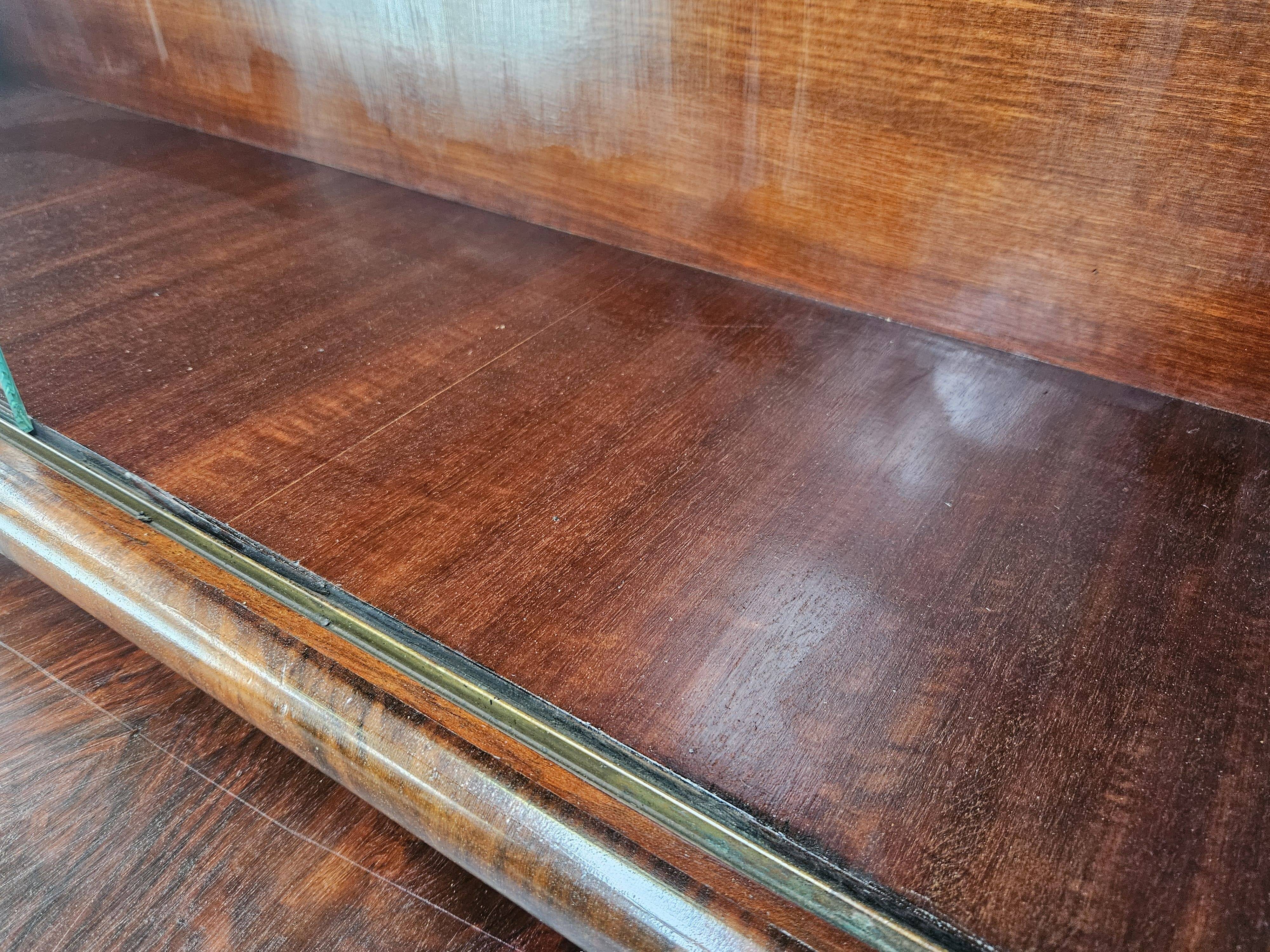 Vitrine Art Déco des années 1930 en noyer et racine de noyer